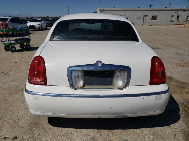 Photo 5 VIN: 1LNHM81W1YY858126 - LINCOLN TOWN CAR E 