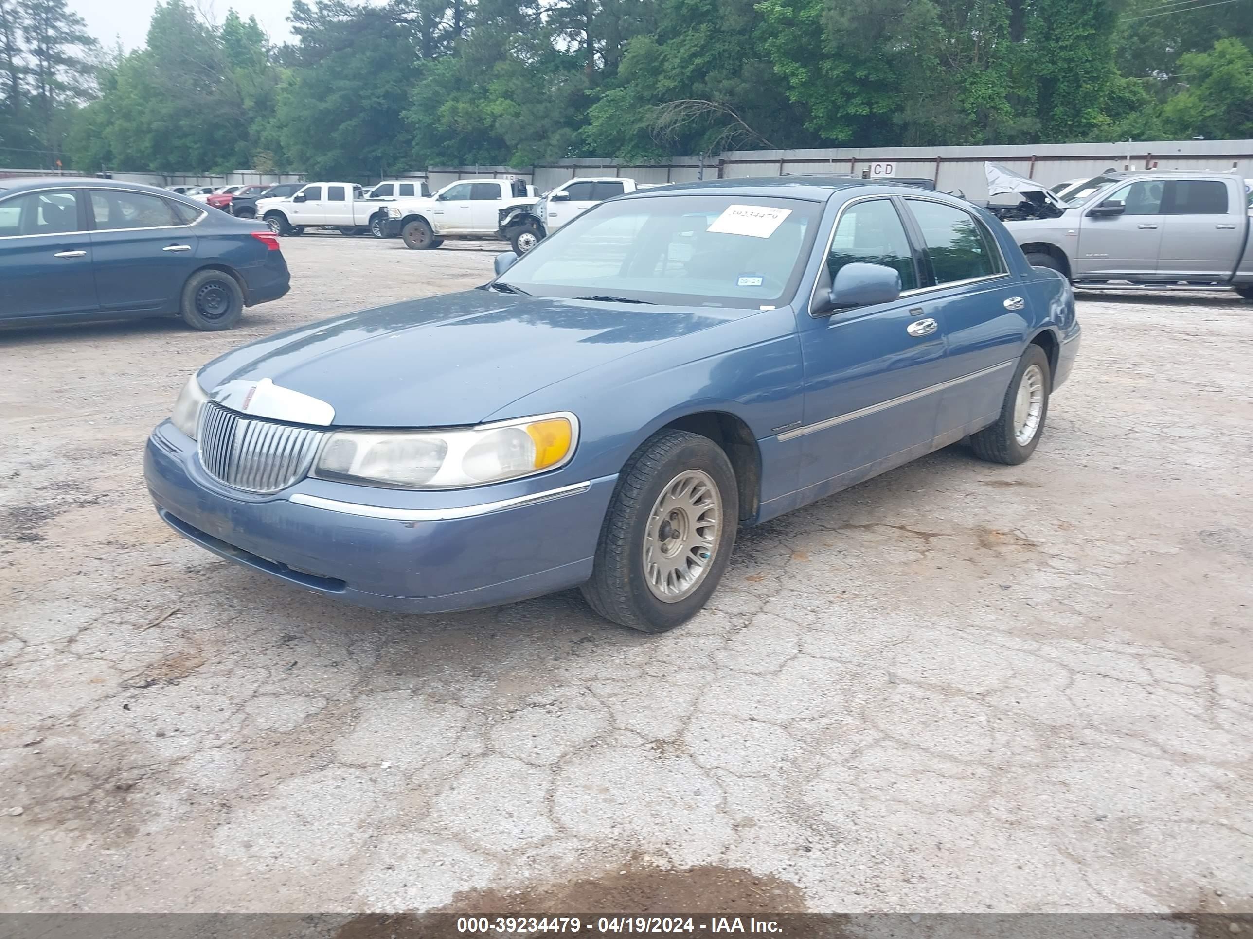 Photo 1 VIN: 1LNHM81W1YY937439 - LINCOLN TOWN CAR 