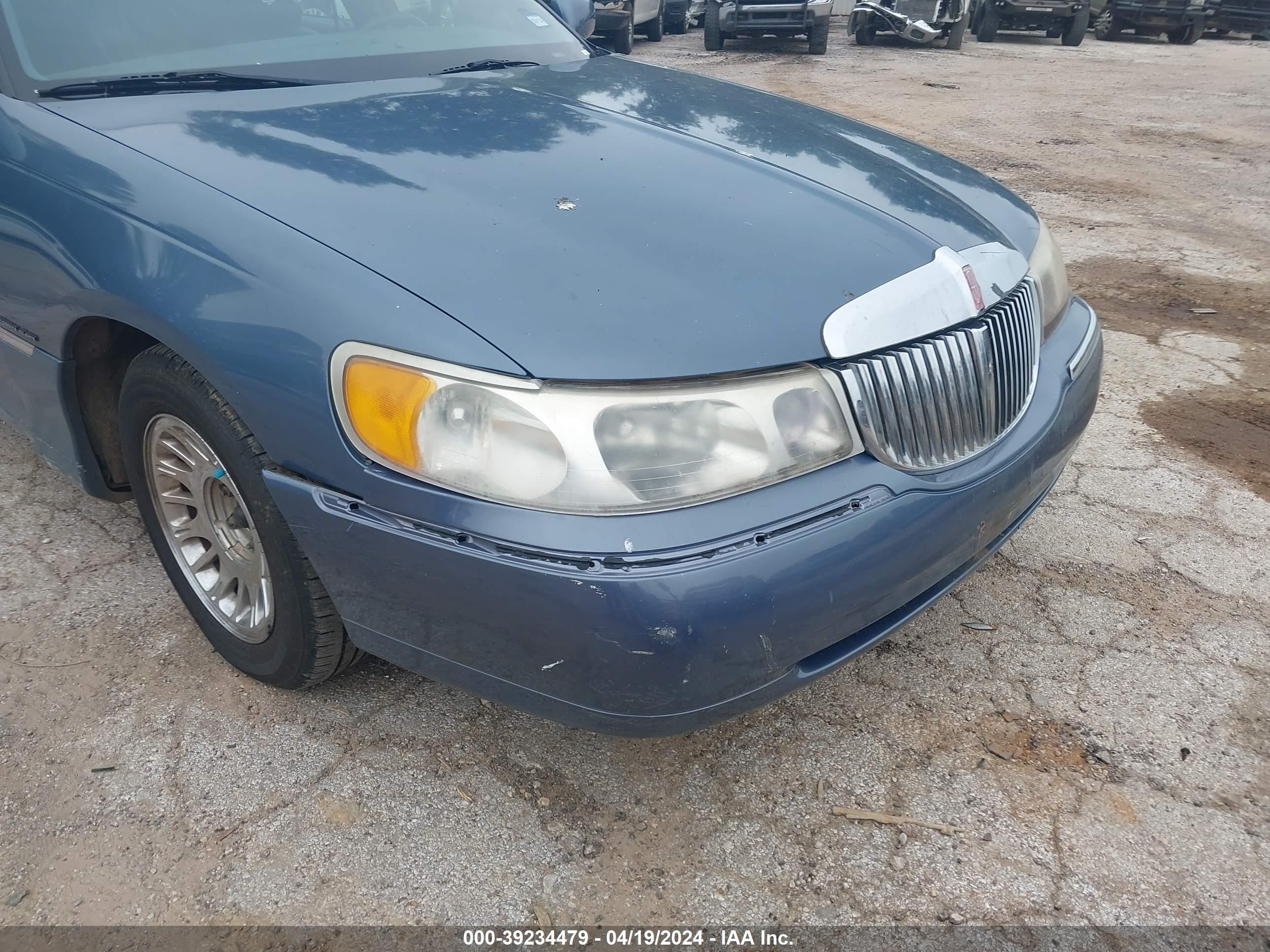 Photo 11 VIN: 1LNHM81W1YY937439 - LINCOLN TOWN CAR 