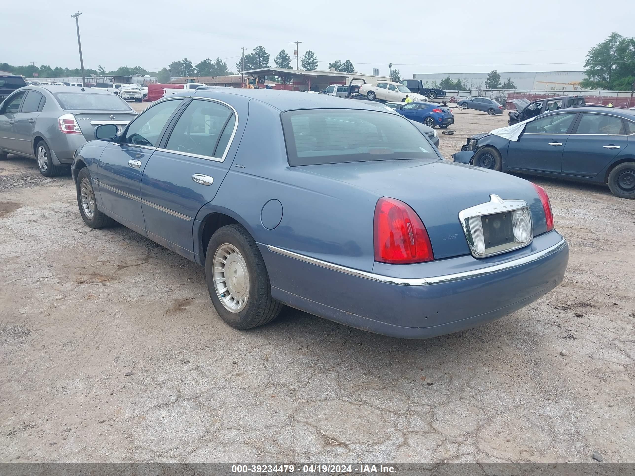 Photo 2 VIN: 1LNHM81W1YY937439 - LINCOLN TOWN CAR 