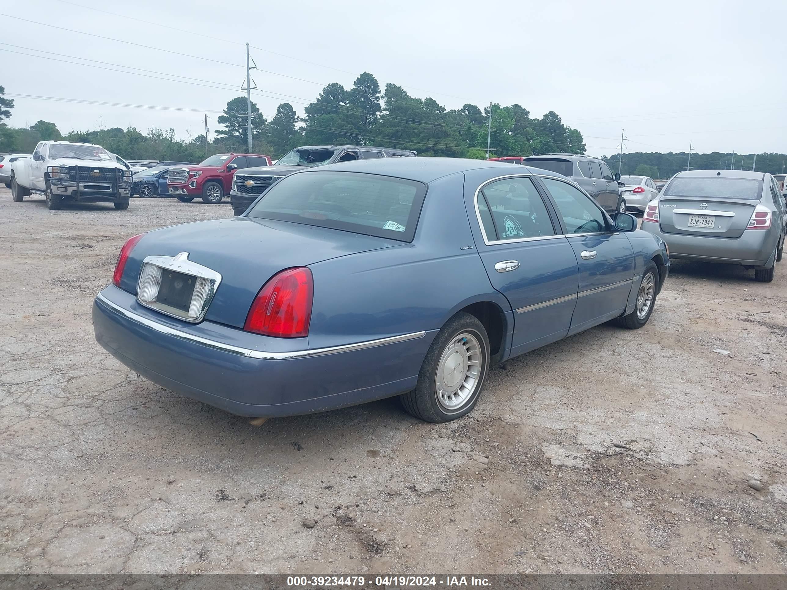 Photo 3 VIN: 1LNHM81W1YY937439 - LINCOLN TOWN CAR 