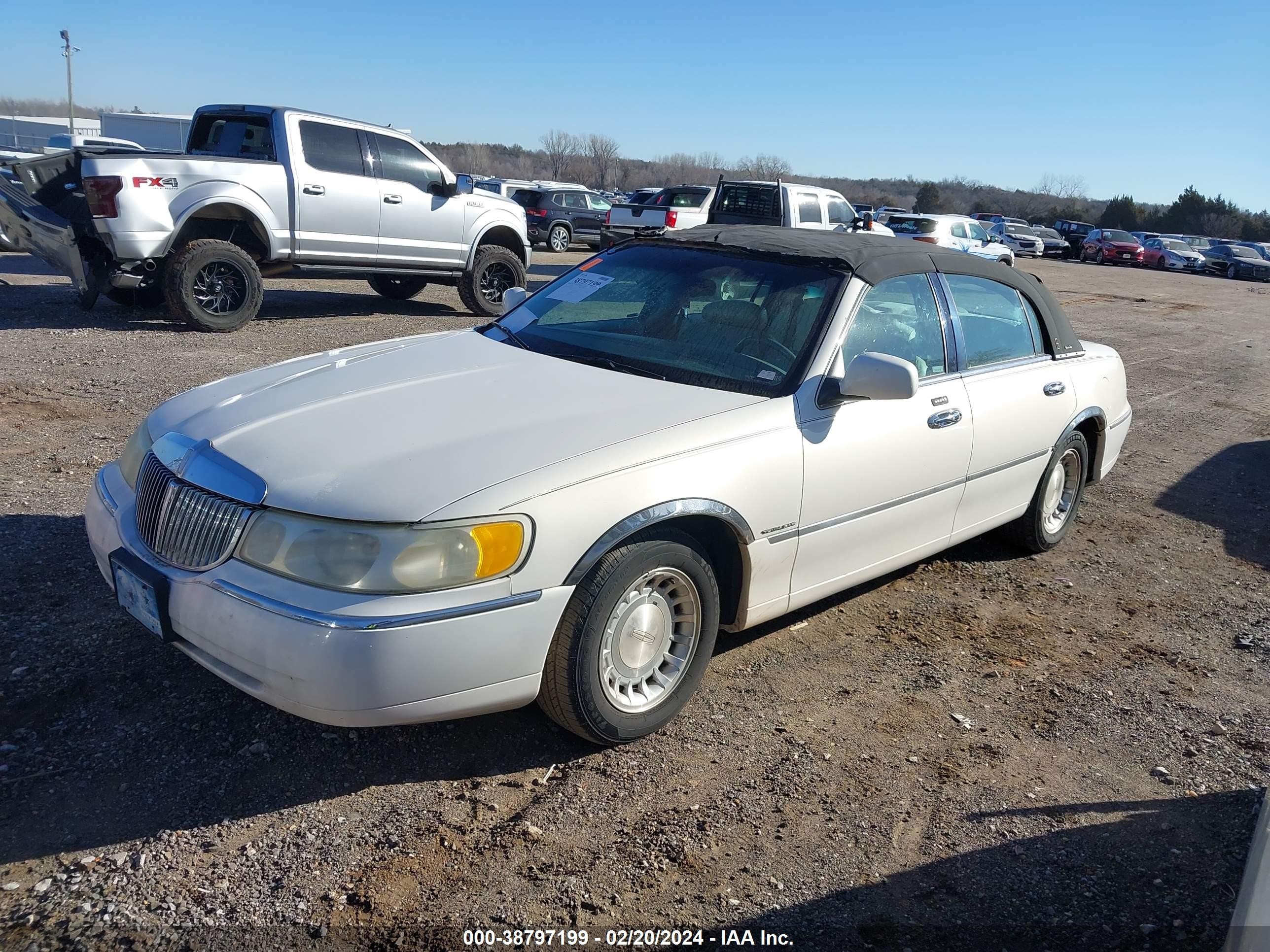 Photo 1 VIN: 1LNHM81W21Y654134 - LINCOLN TOWN CAR 