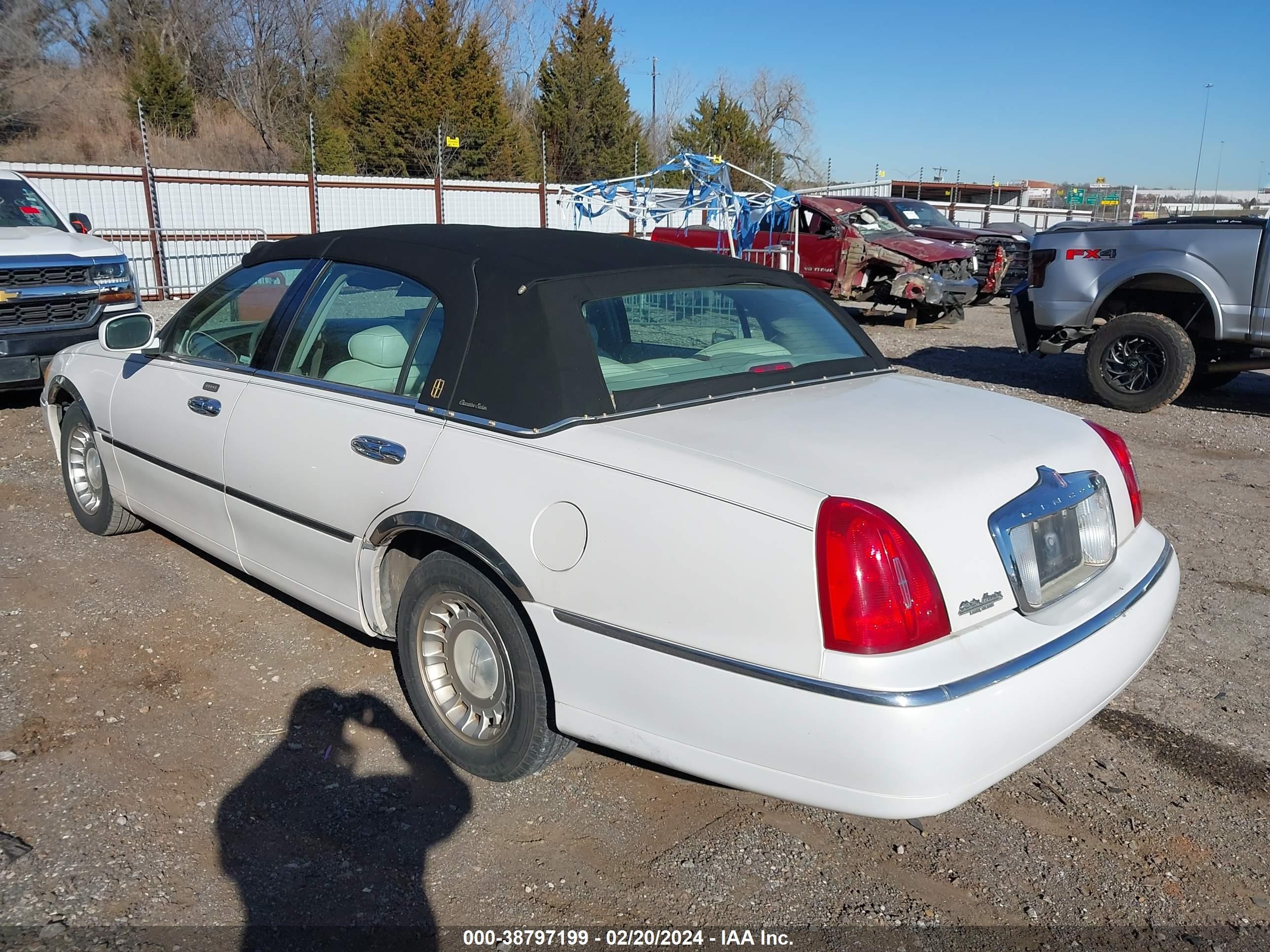 Photo 2 VIN: 1LNHM81W21Y654134 - LINCOLN TOWN CAR 