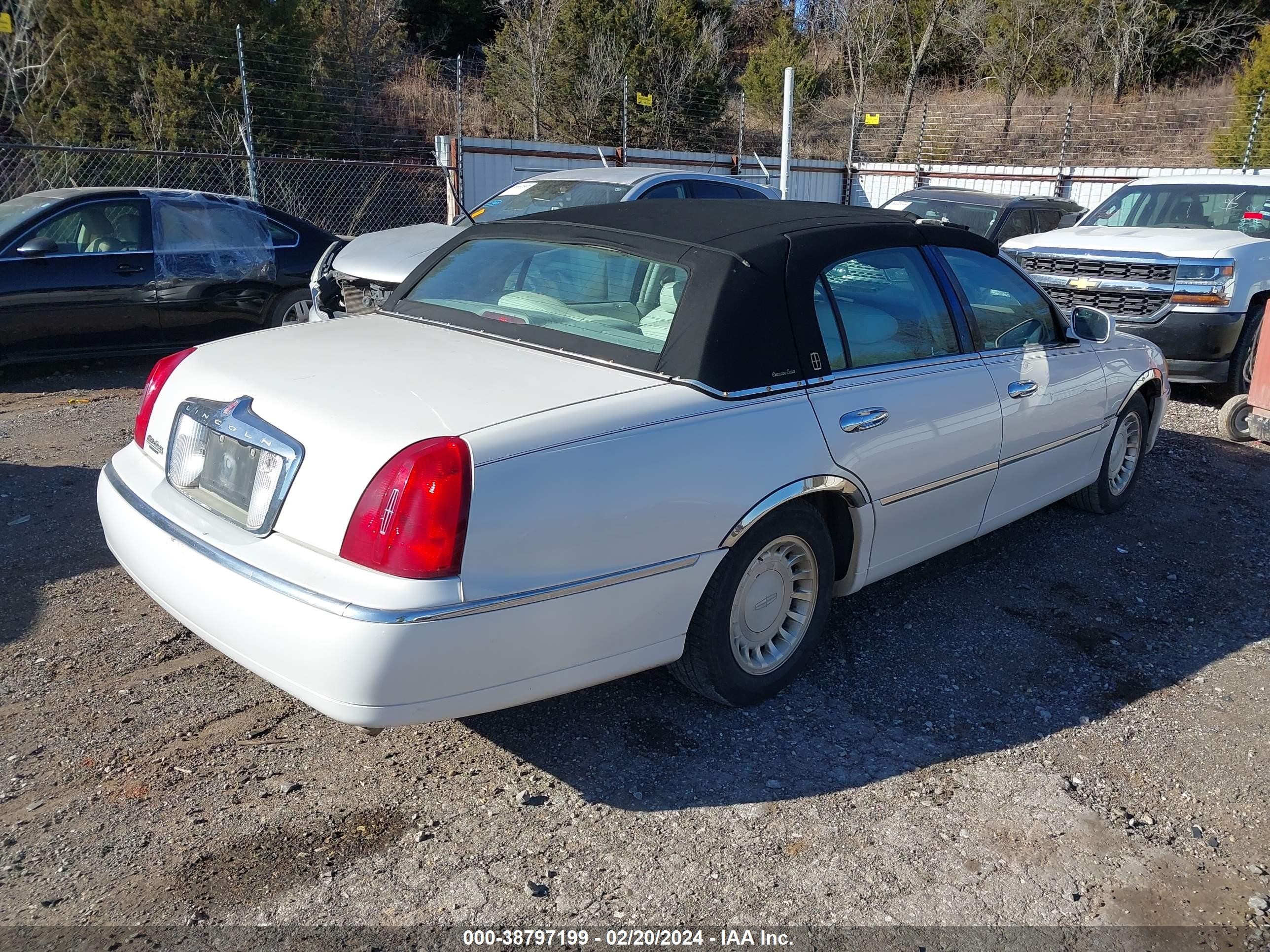 Photo 3 VIN: 1LNHM81W21Y654134 - LINCOLN TOWN CAR 