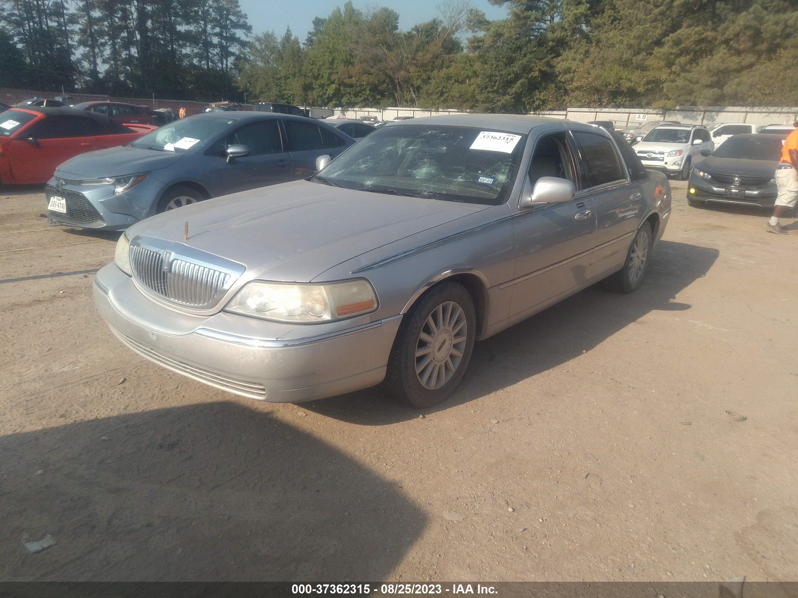 Photo 1 VIN: 1LNHM81W24Y606203 - LINCOLN TOWN CAR 