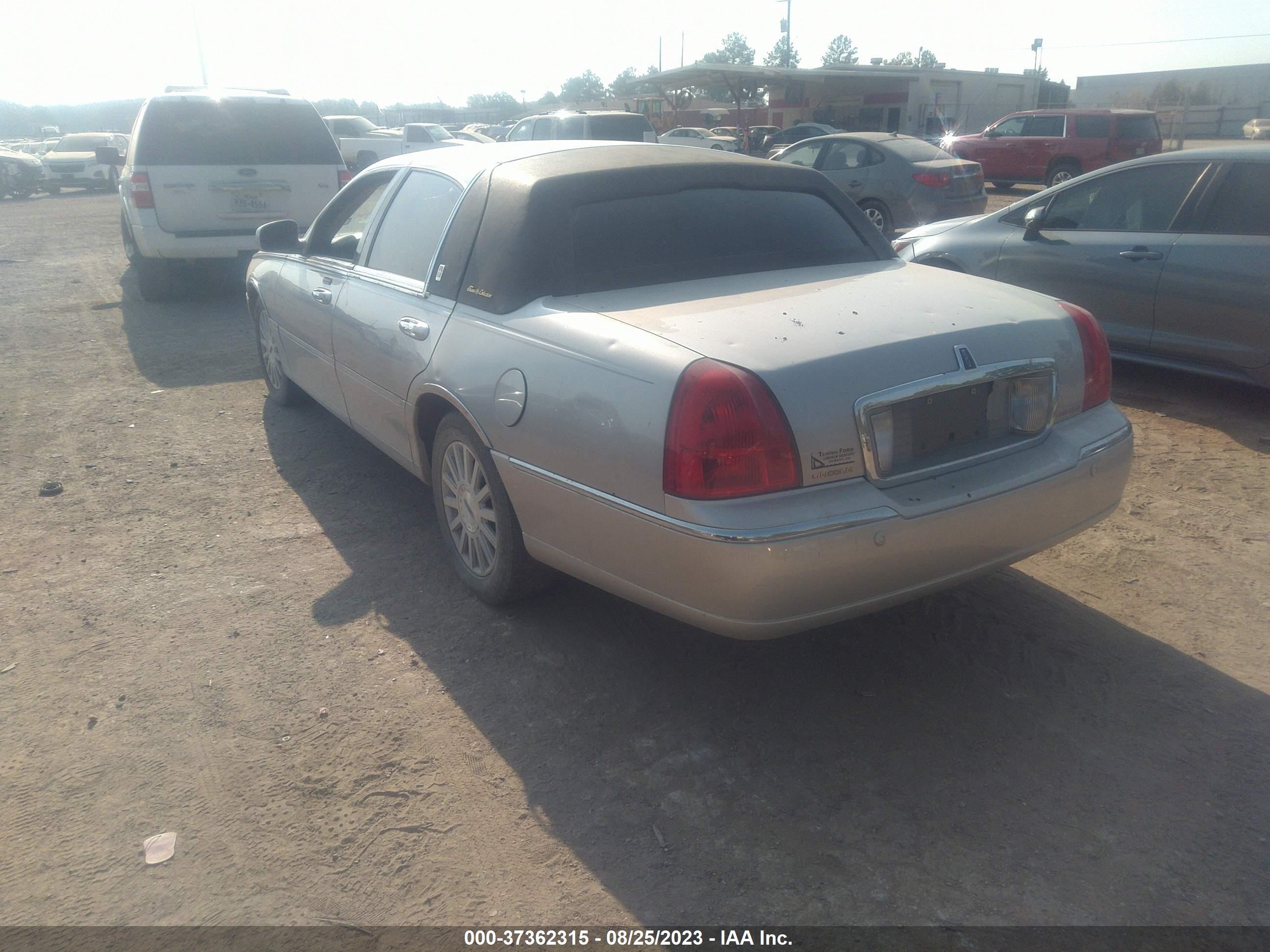 Photo 2 VIN: 1LNHM81W24Y606203 - LINCOLN TOWN CAR 