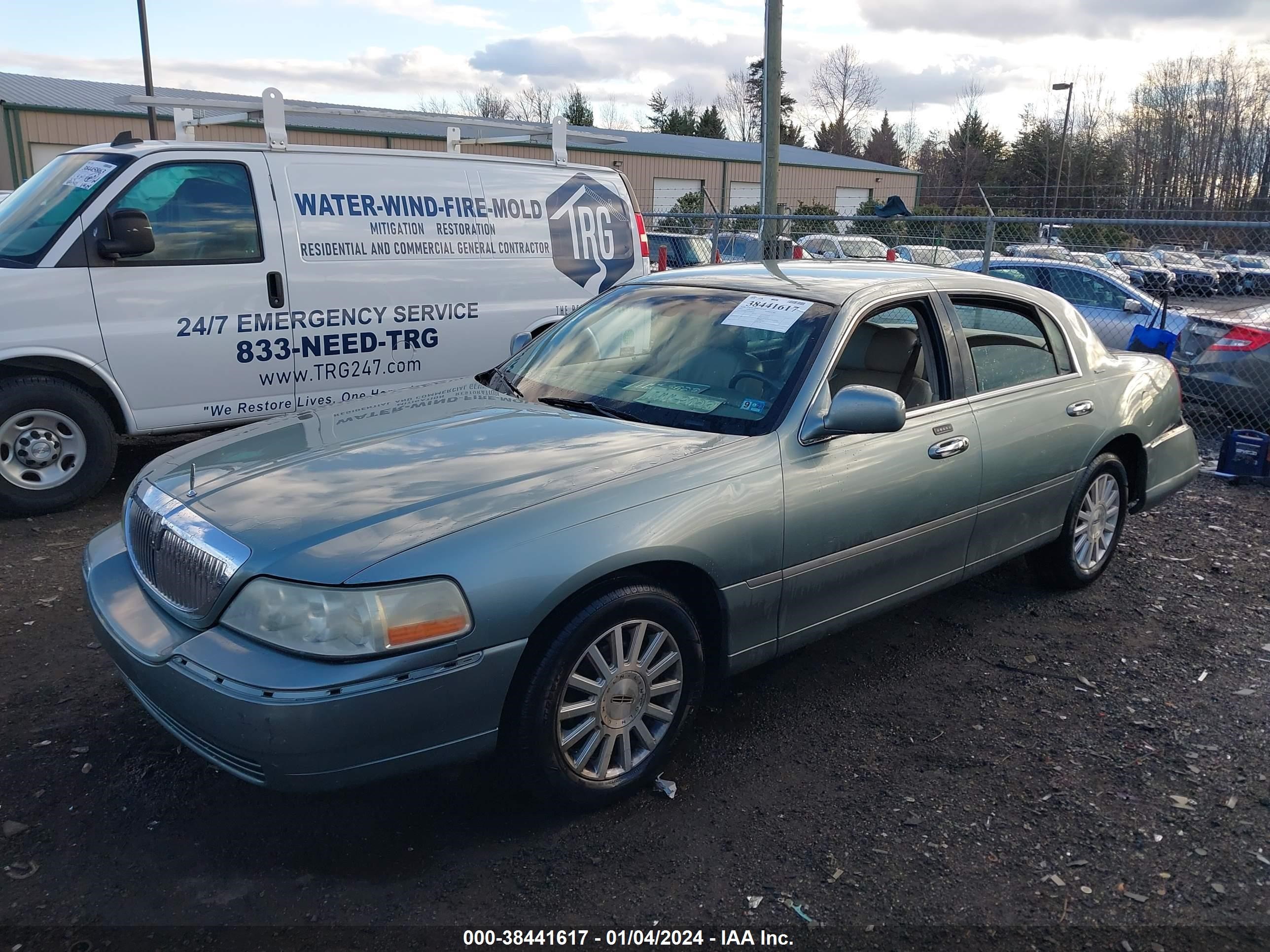 Photo 1 VIN: 1LNHM81W24Y680219 - LINCOLN TOWN CAR 