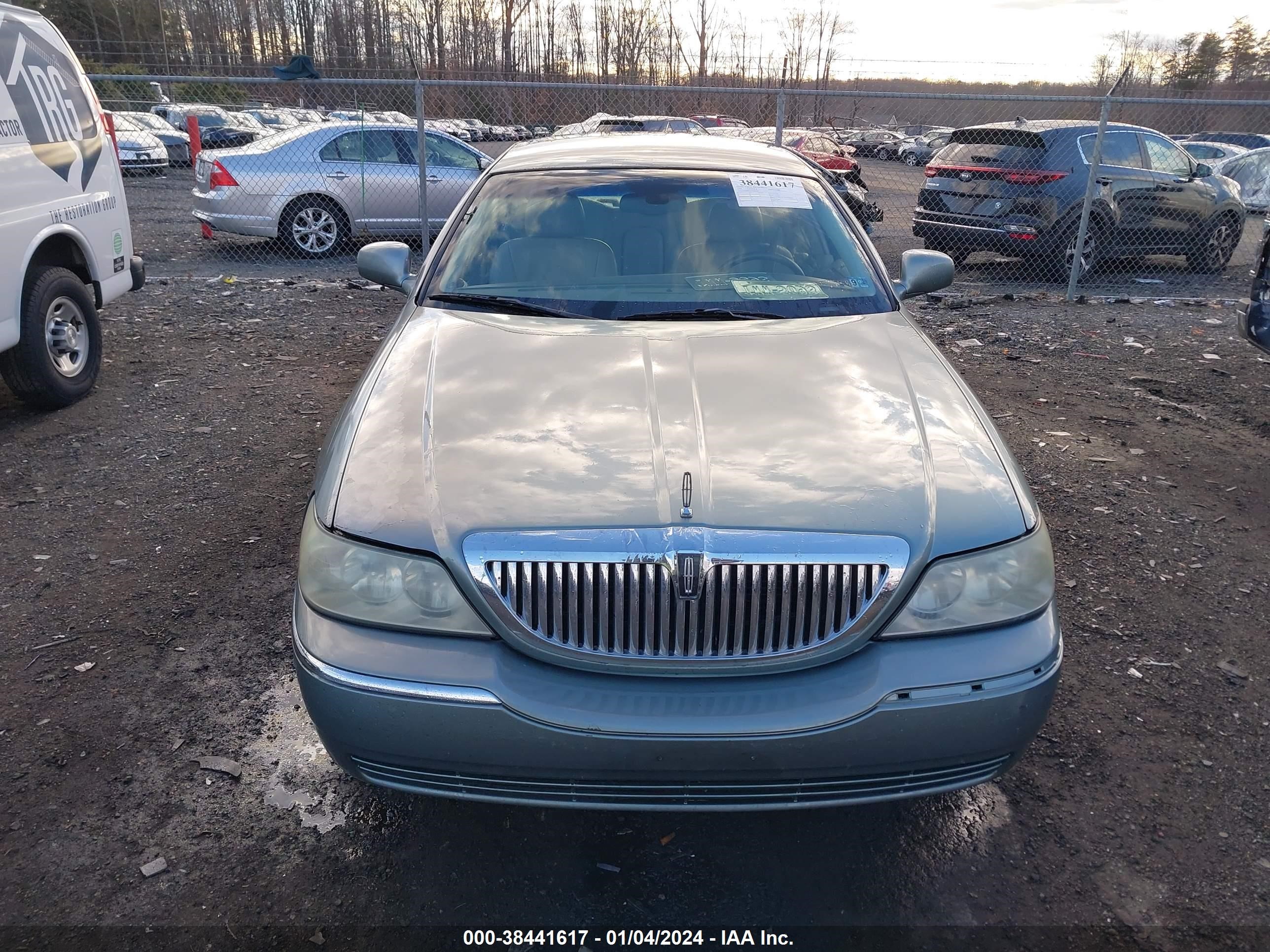 Photo 11 VIN: 1LNHM81W24Y680219 - LINCOLN TOWN CAR 