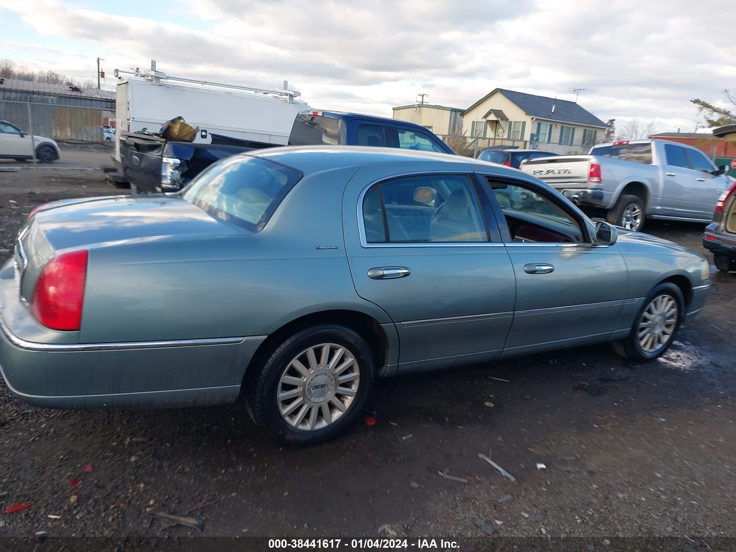 Photo 12 VIN: 1LNHM81W24Y680219 - LINCOLN TOWN CAR 