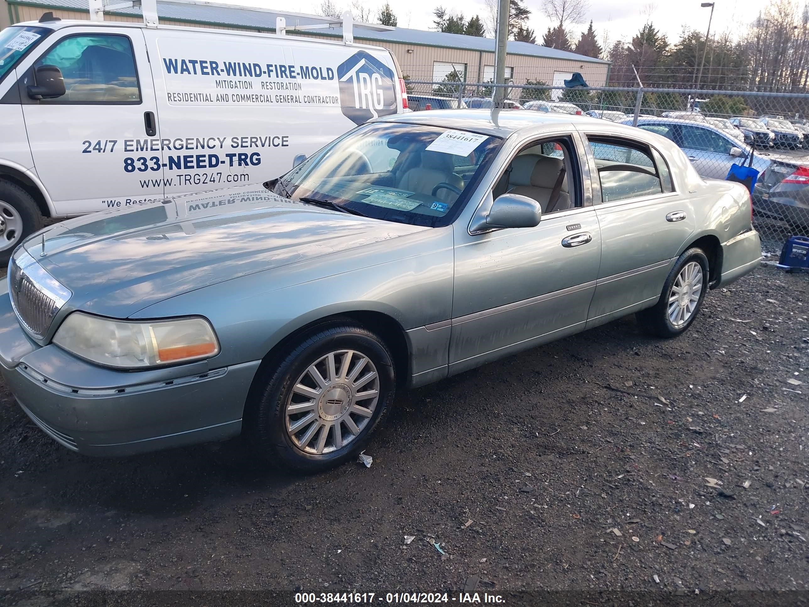 Photo 13 VIN: 1LNHM81W24Y680219 - LINCOLN TOWN CAR 