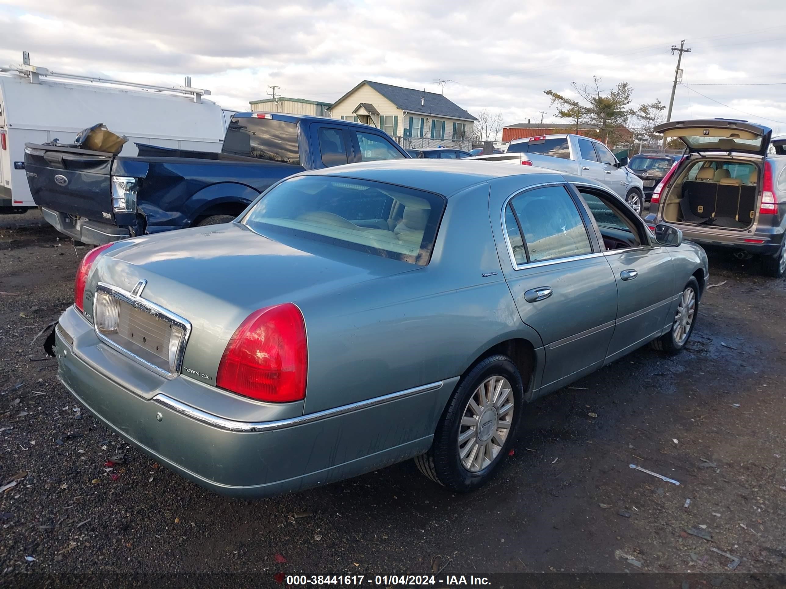 Photo 3 VIN: 1LNHM81W24Y680219 - LINCOLN TOWN CAR 