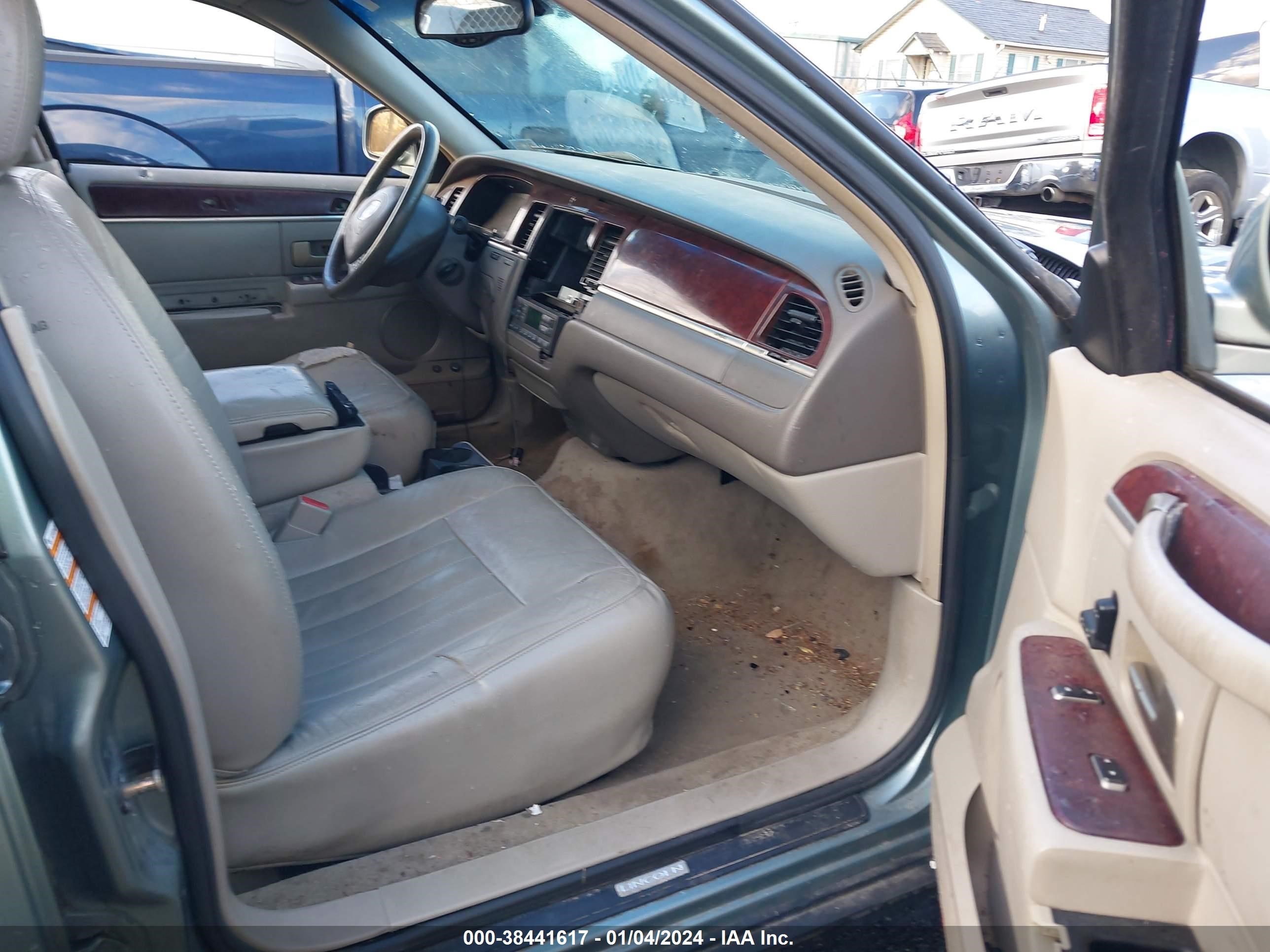 Photo 4 VIN: 1LNHM81W24Y680219 - LINCOLN TOWN CAR 