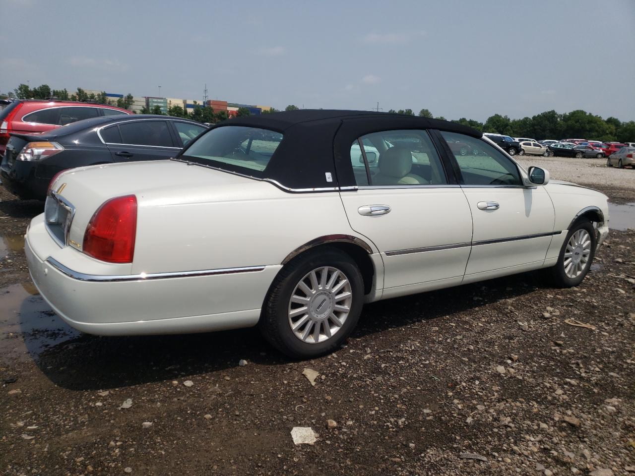 Photo 2 VIN: 1LNHM81W25Y613346 - LINCOLN TOWN CAR 