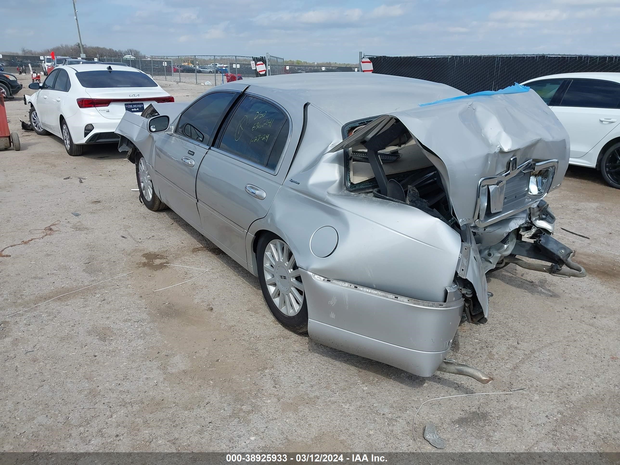 Photo 2 VIN: 1LNHM81W25Y661493 - LINCOLN TOWN CAR 