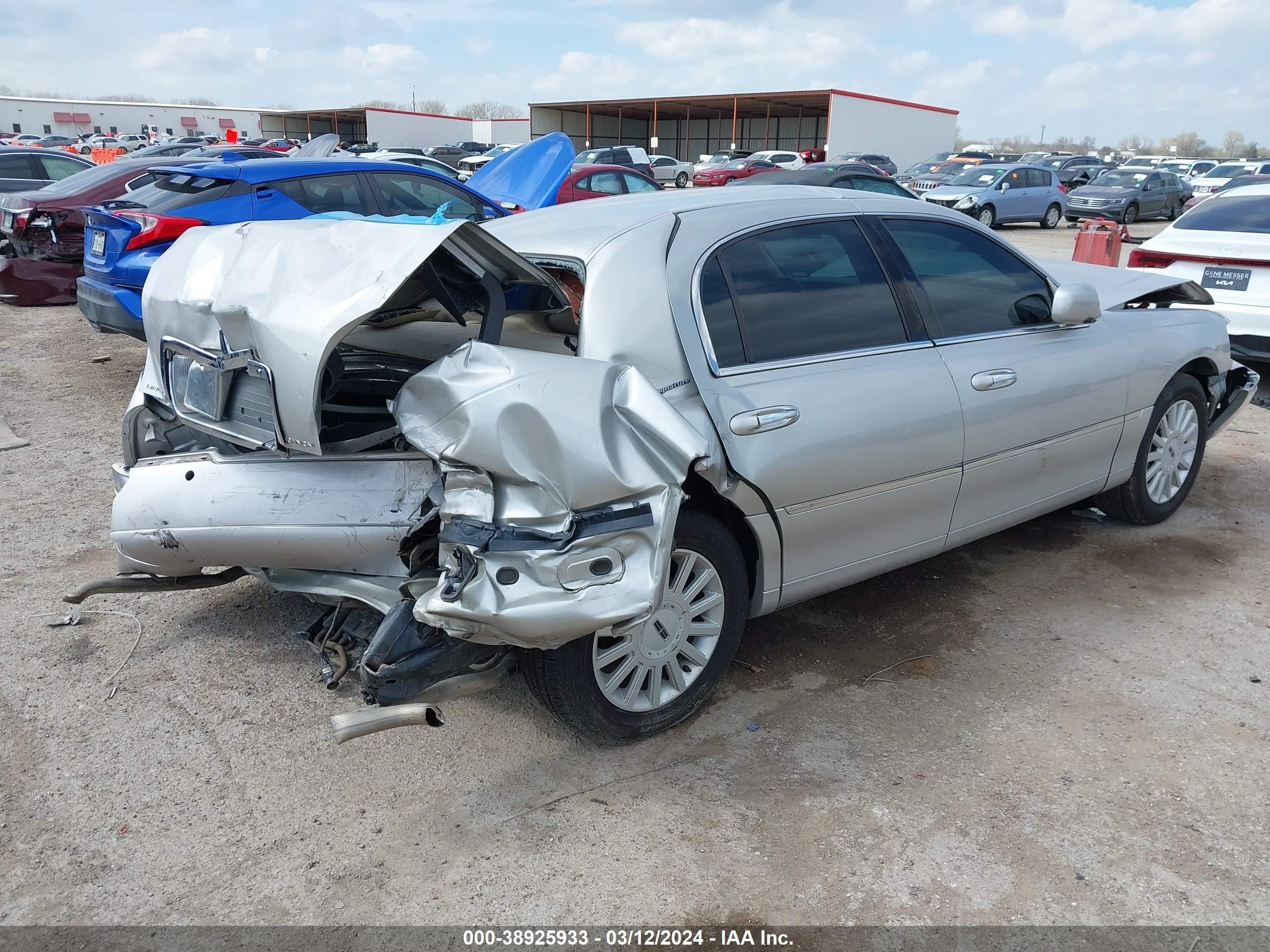 Photo 3 VIN: 1LNHM81W25Y661493 - LINCOLN TOWN CAR 