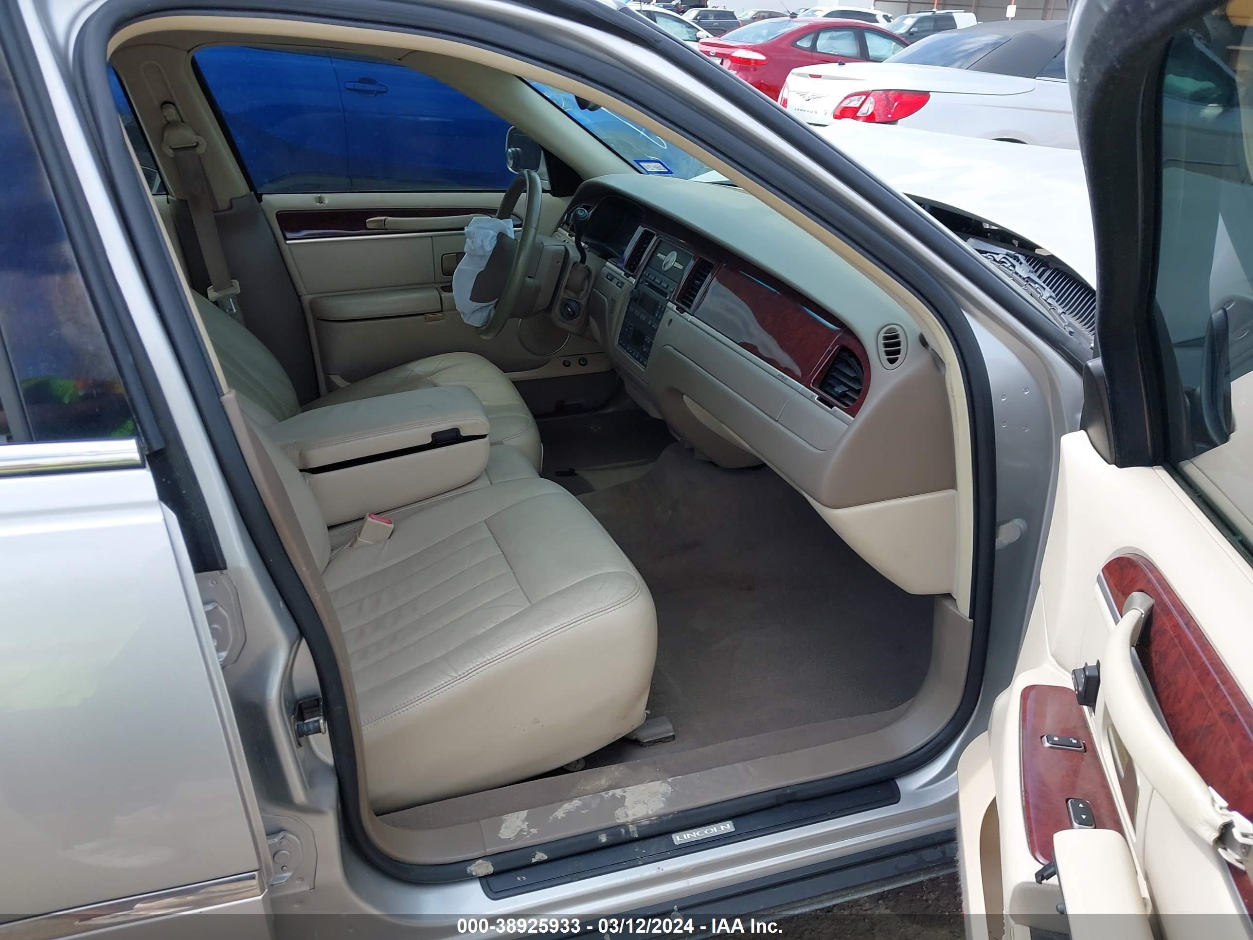 Photo 4 VIN: 1LNHM81W25Y661493 - LINCOLN TOWN CAR 