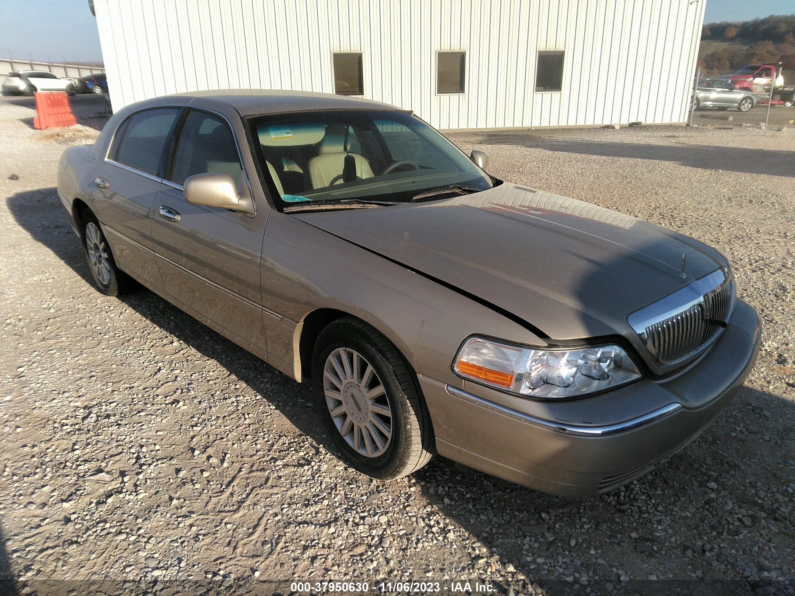 Photo 0 VIN: 1LNHM81W25Y663826 - LINCOLN TOWN CAR 