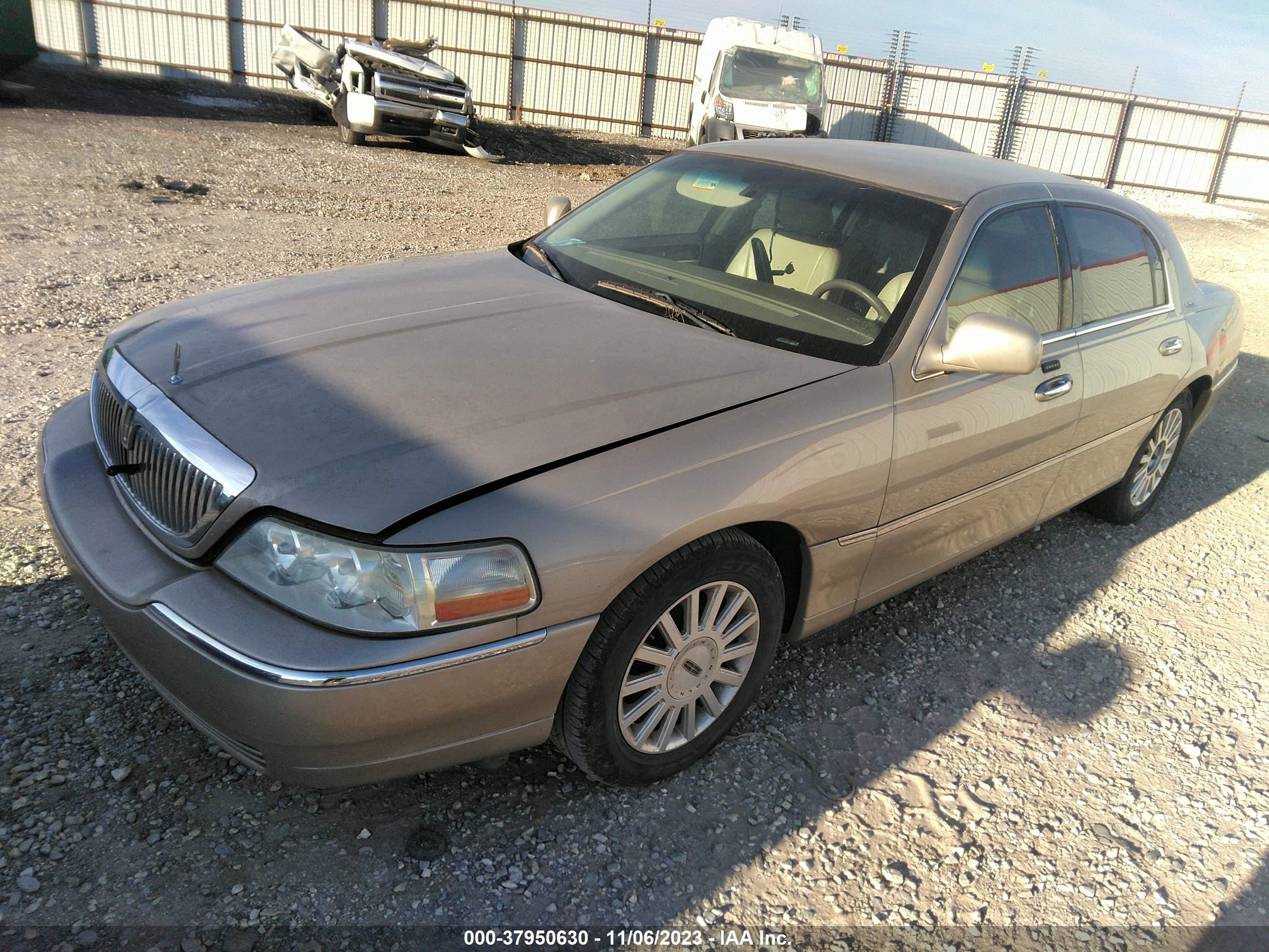 Photo 1 VIN: 1LNHM81W25Y663826 - LINCOLN TOWN CAR 