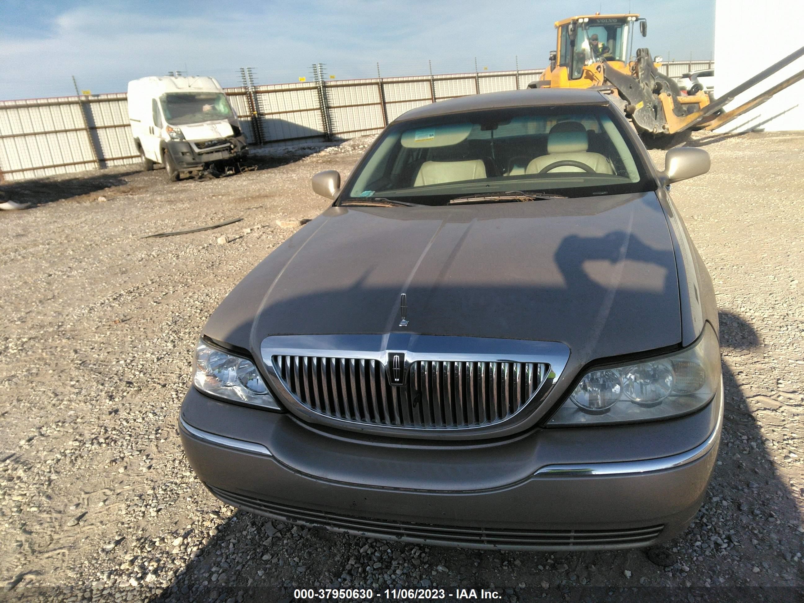 Photo 11 VIN: 1LNHM81W25Y663826 - LINCOLN TOWN CAR 