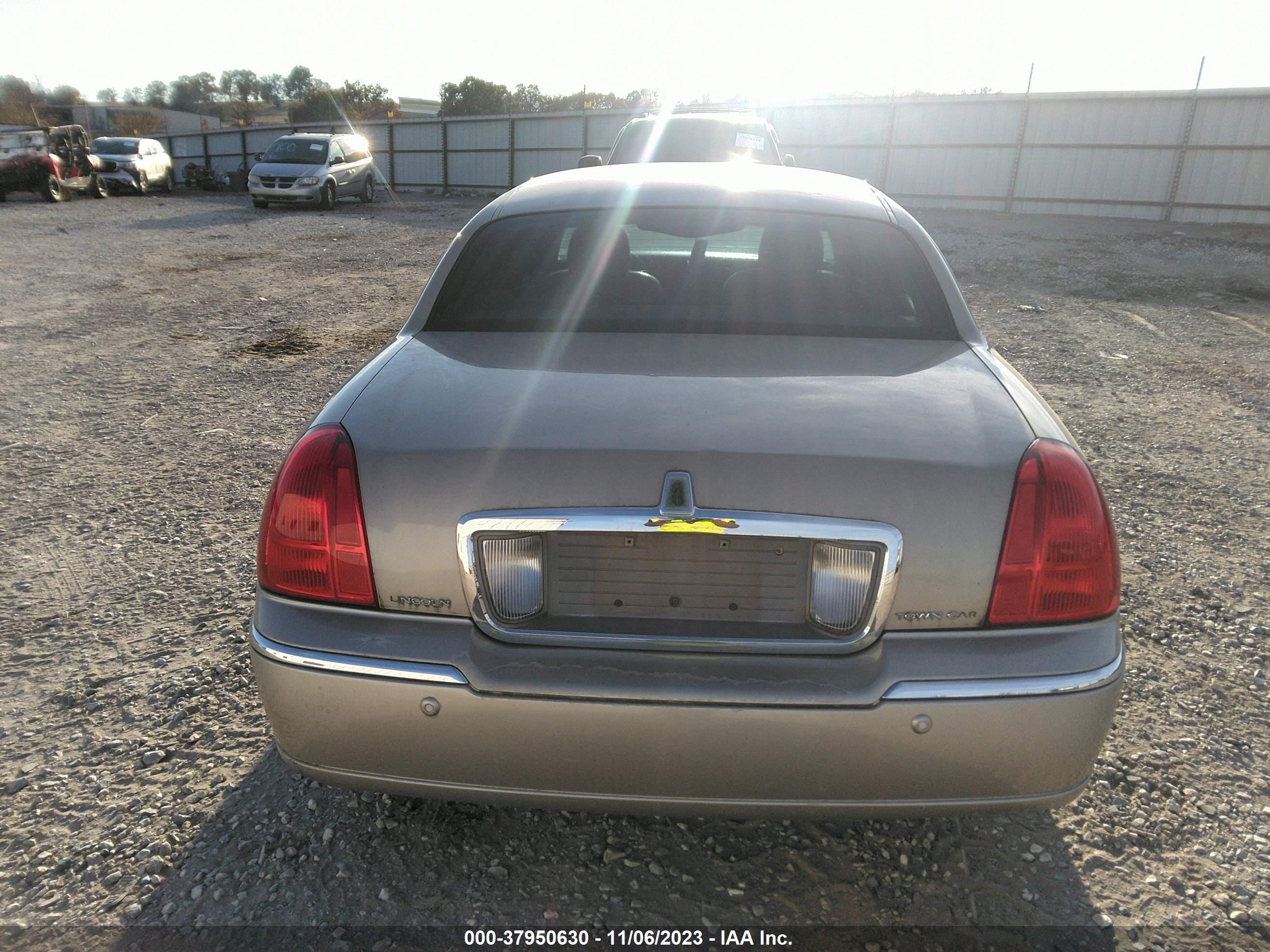 Photo 15 VIN: 1LNHM81W25Y663826 - LINCOLN TOWN CAR 