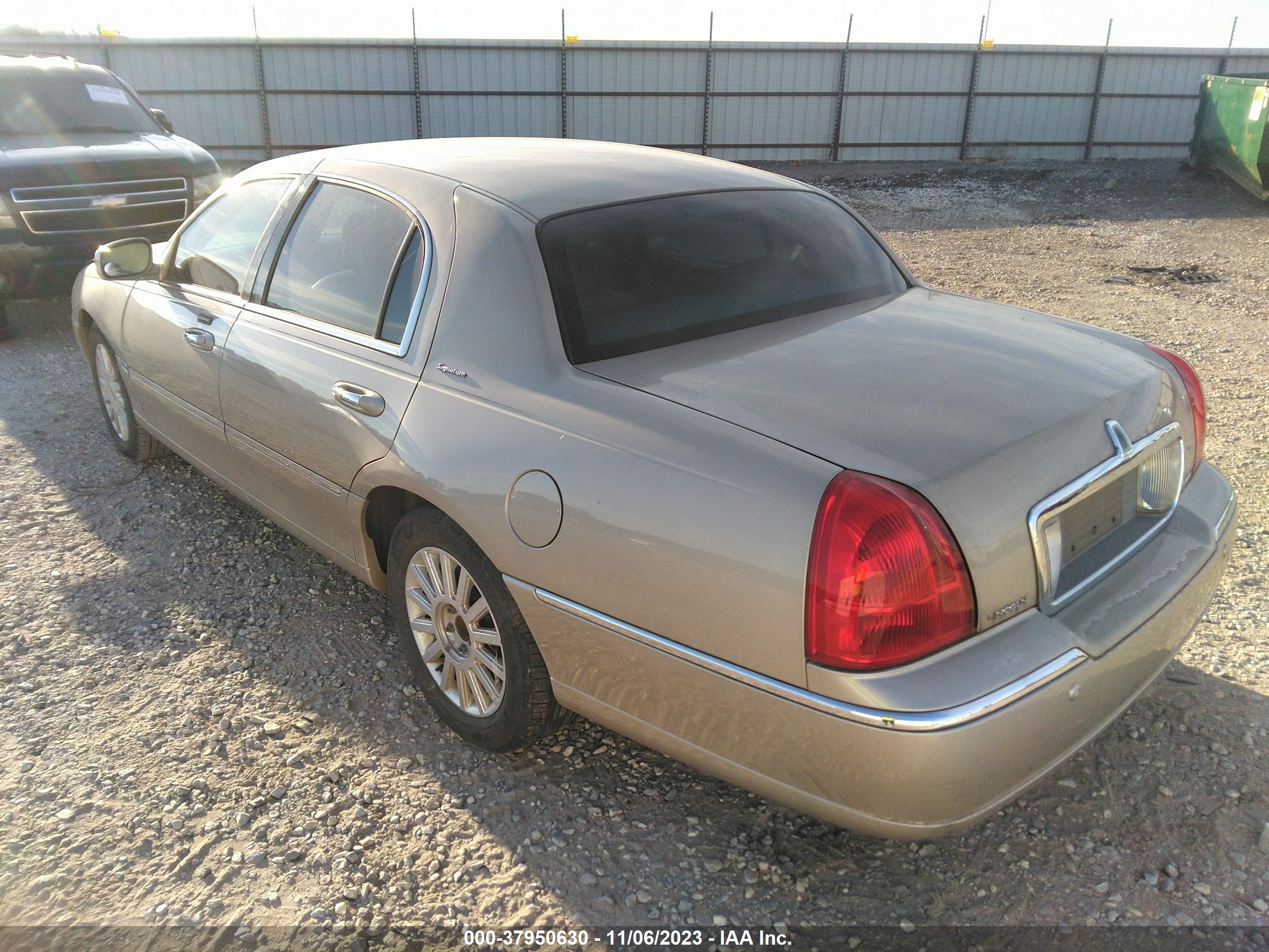 Photo 2 VIN: 1LNHM81W25Y663826 - LINCOLN TOWN CAR 