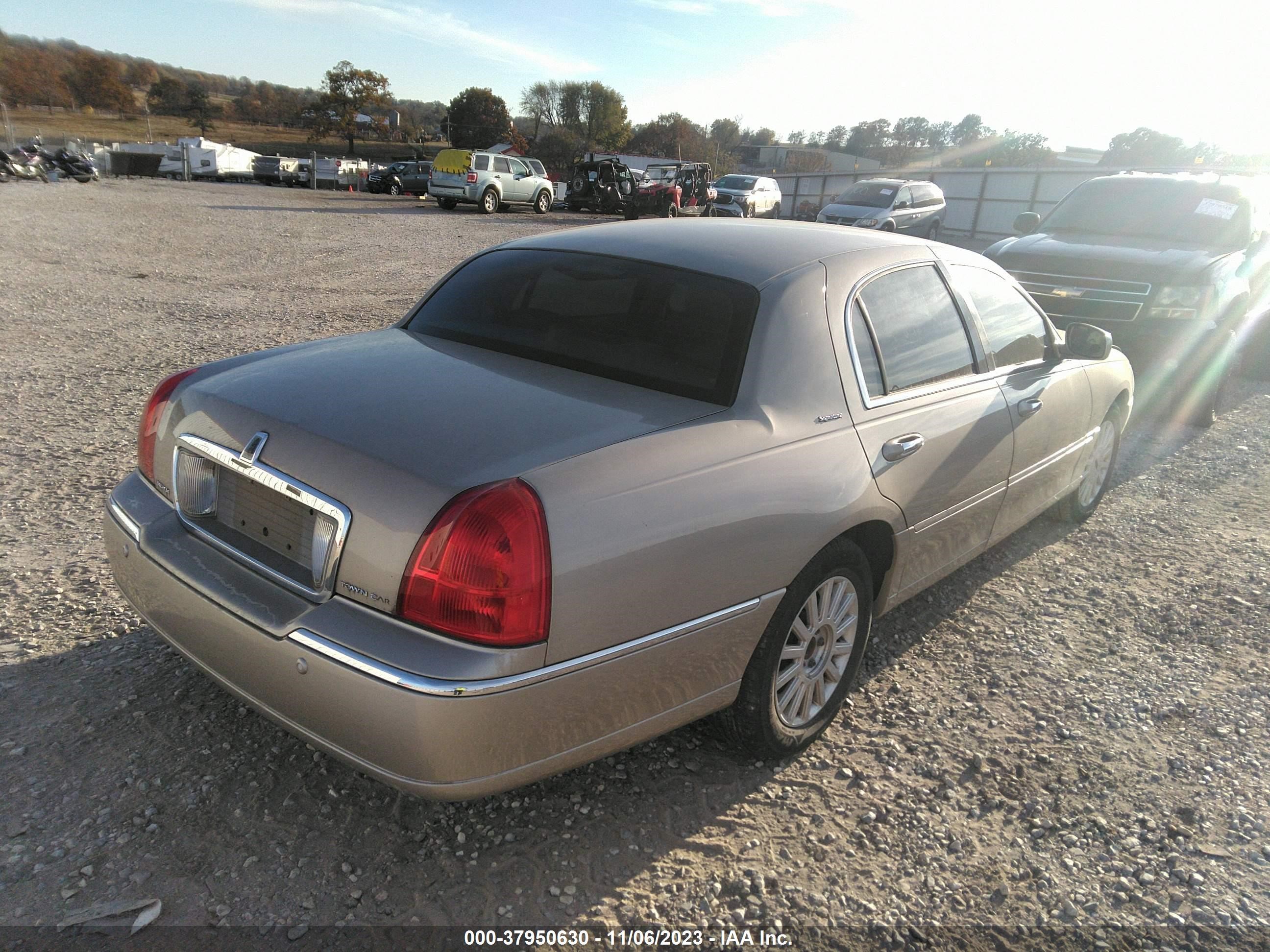 Photo 3 VIN: 1LNHM81W25Y663826 - LINCOLN TOWN CAR 