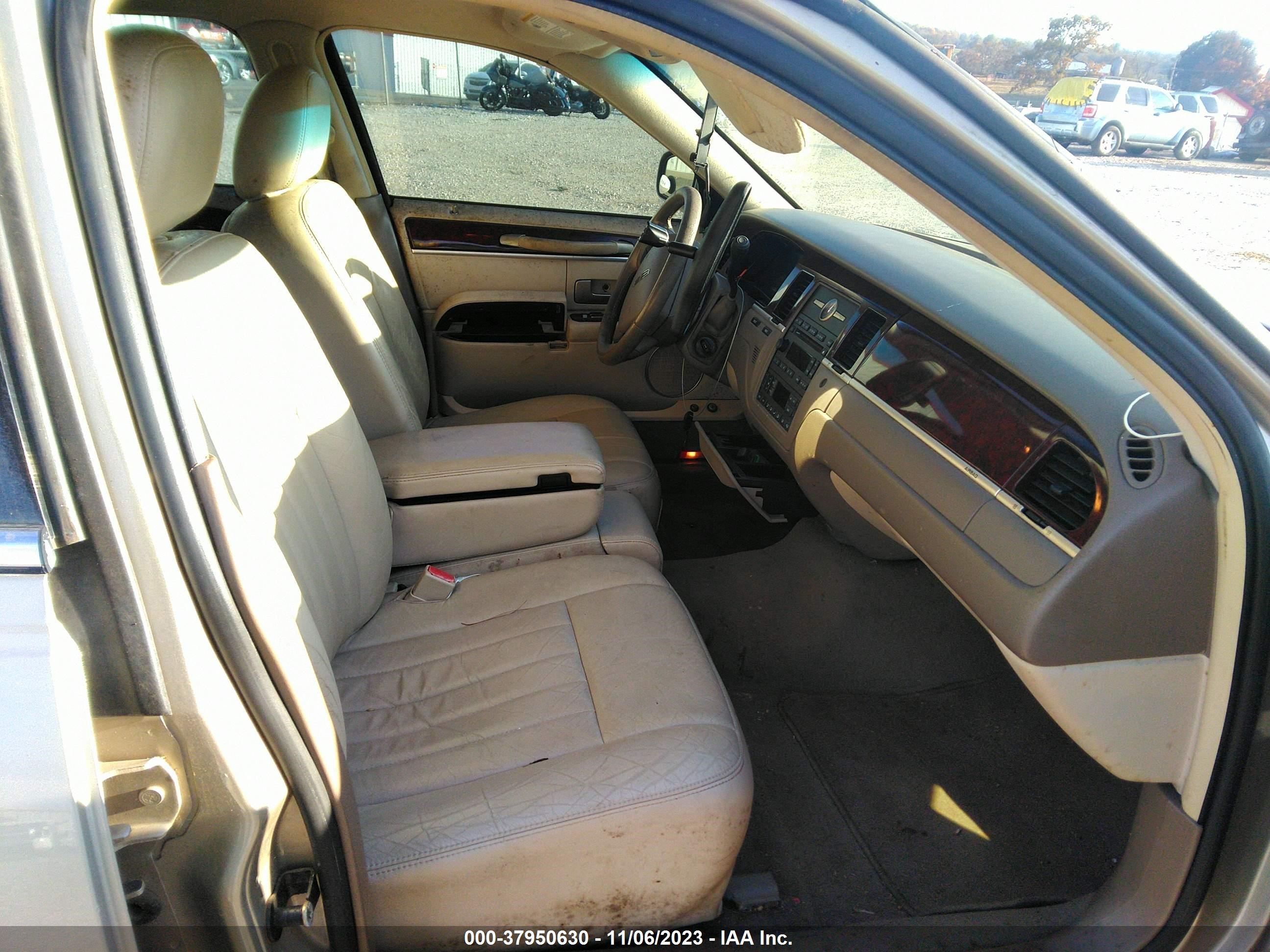 Photo 4 VIN: 1LNHM81W25Y663826 - LINCOLN TOWN CAR 