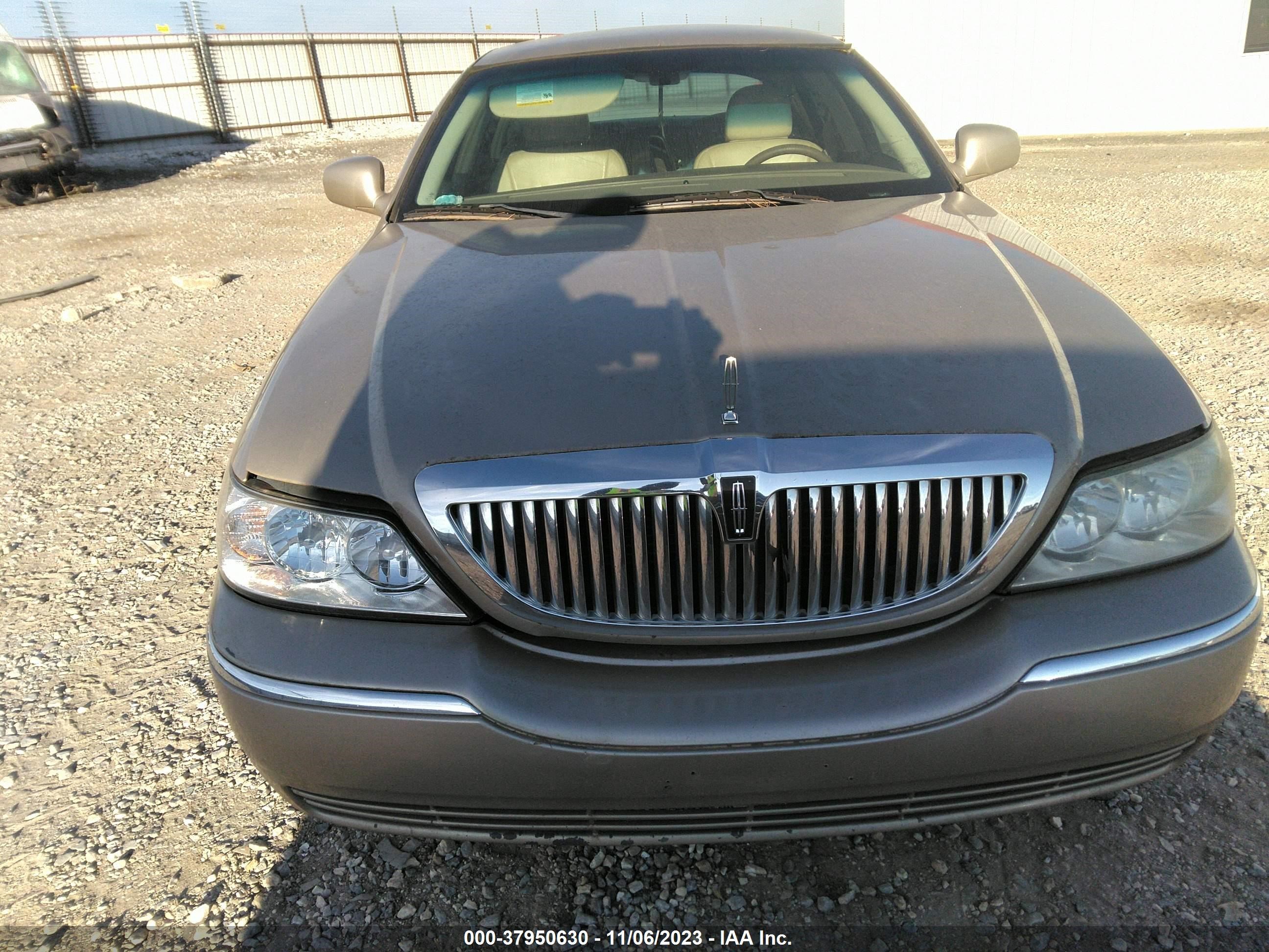 Photo 5 VIN: 1LNHM81W25Y663826 - LINCOLN TOWN CAR 