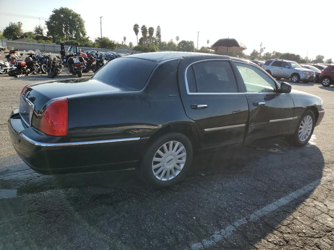 Photo 2 VIN: 1LNHM81W25Y667004 - LINCOLN TOWN CAR 