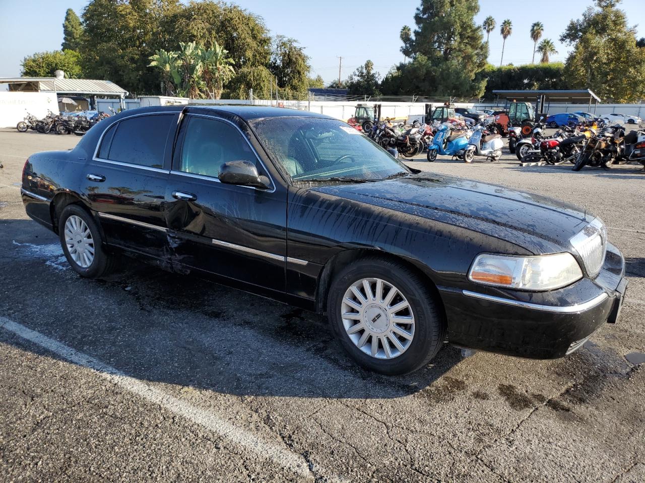 Photo 3 VIN: 1LNHM81W25Y667004 - LINCOLN TOWN CAR 