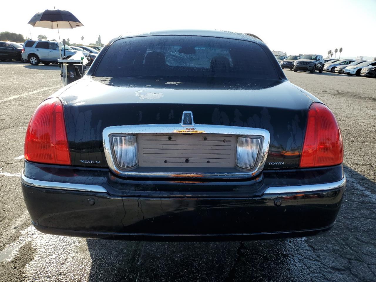 Photo 5 VIN: 1LNHM81W25Y667004 - LINCOLN TOWN CAR 