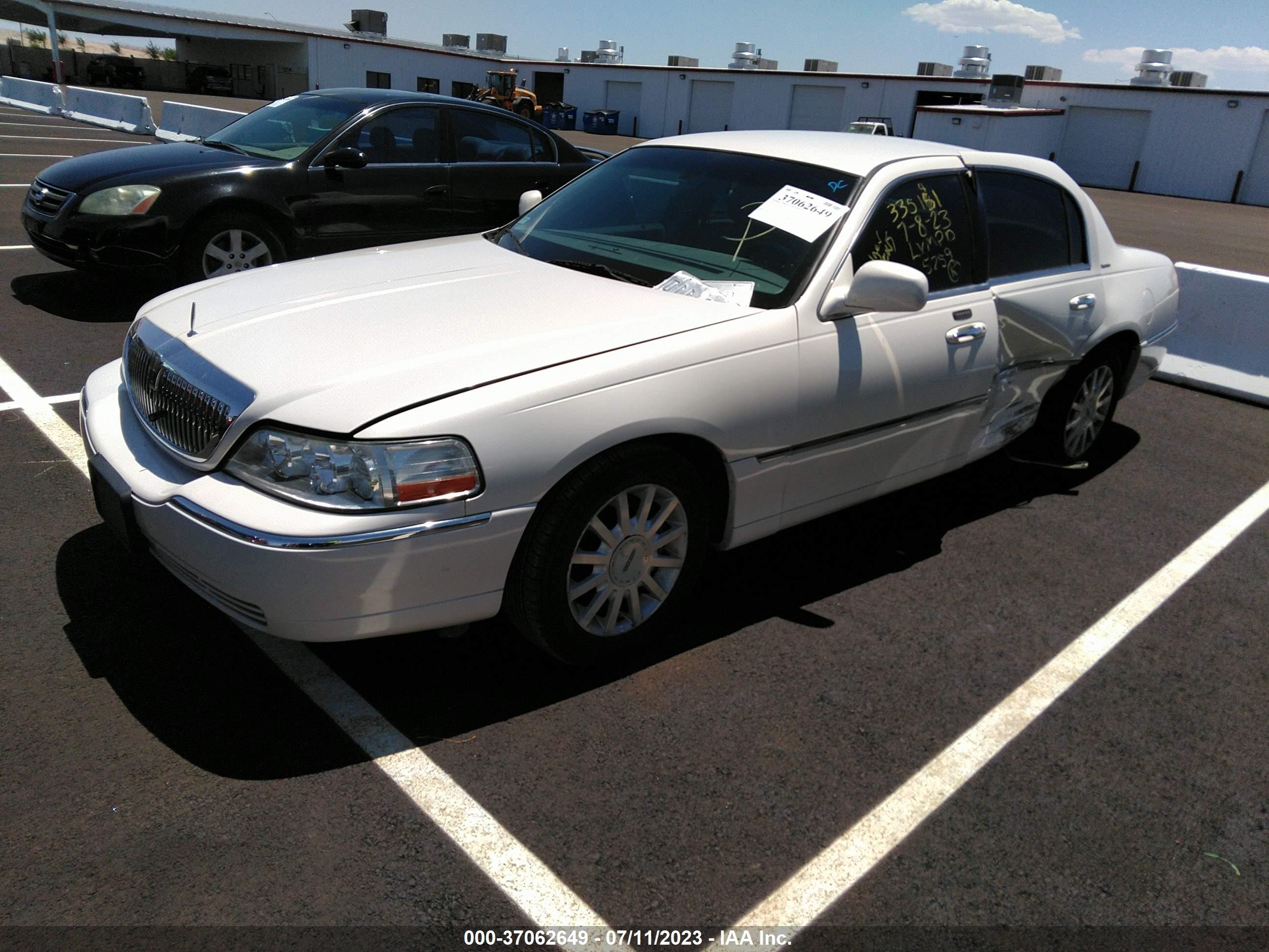 Photo 1 VIN: 1LNHM81W27Y605217 - LINCOLN TOWN CAR 