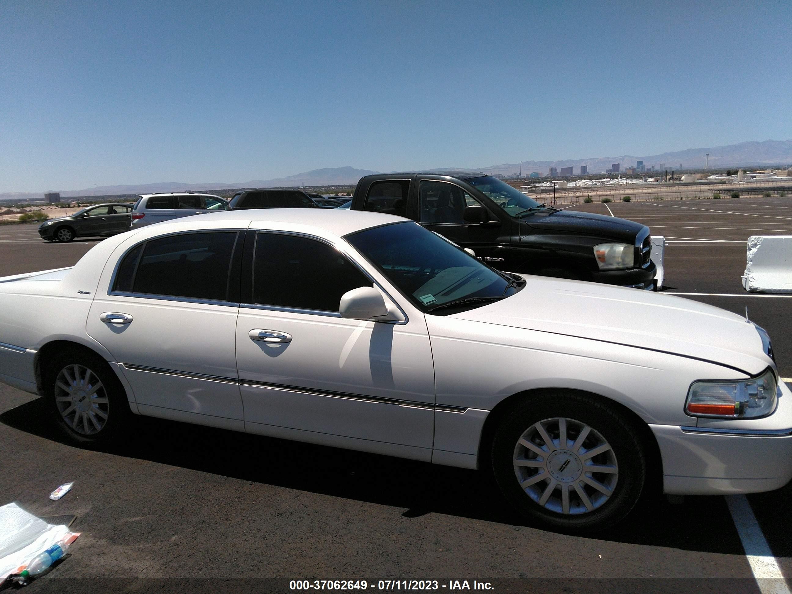 Photo 12 VIN: 1LNHM81W27Y605217 - LINCOLN TOWN CAR 