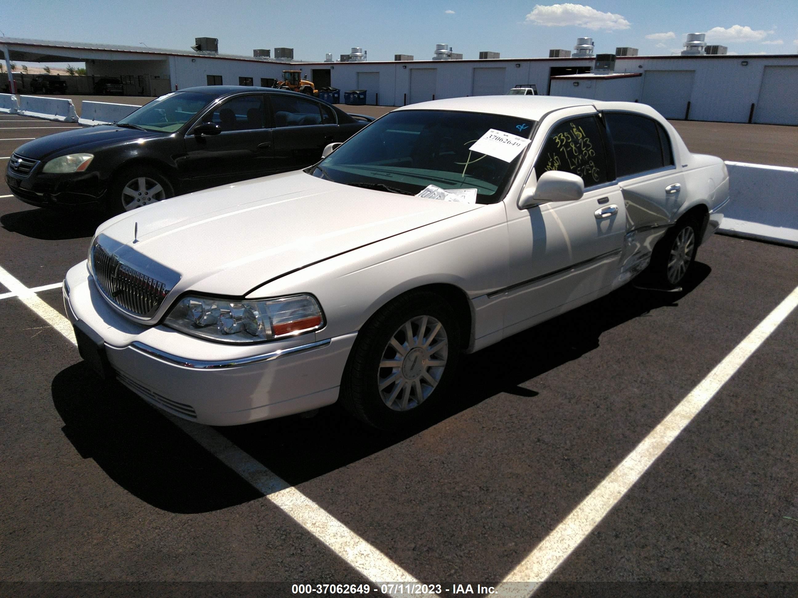 Photo 13 VIN: 1LNHM81W27Y605217 - LINCOLN TOWN CAR 