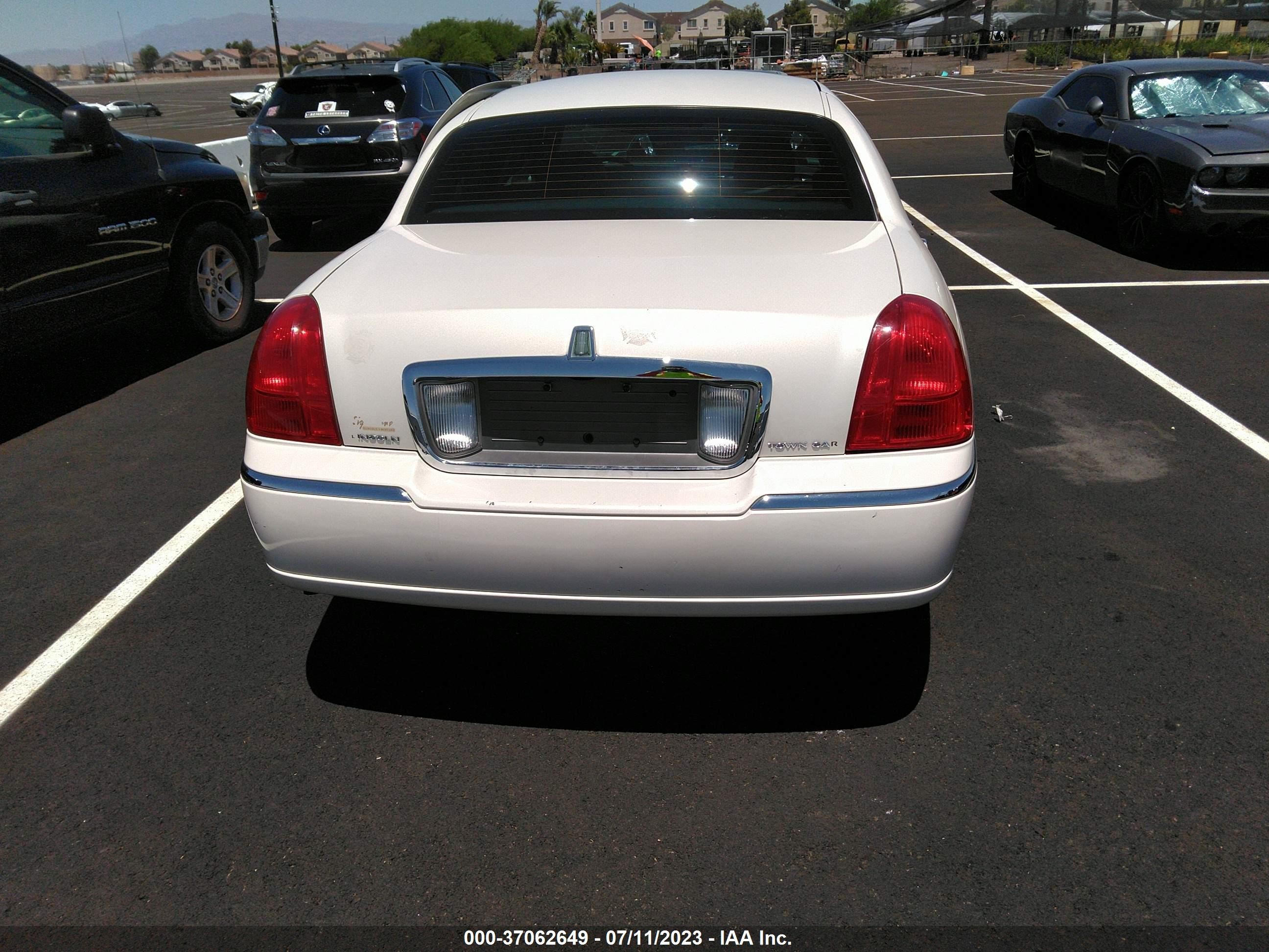 Photo 15 VIN: 1LNHM81W27Y605217 - LINCOLN TOWN CAR 