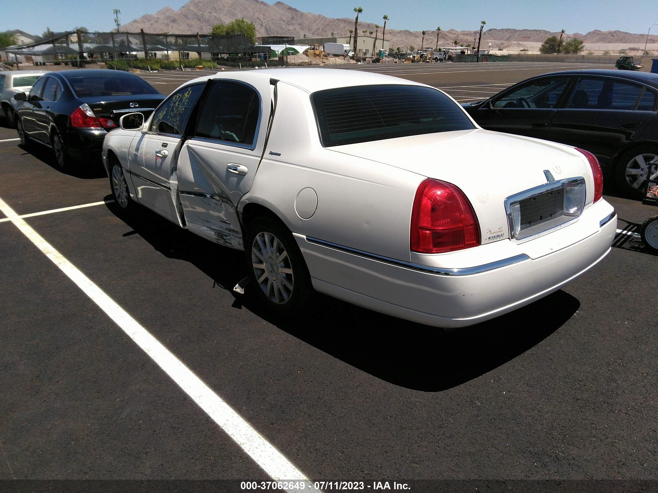 Photo 2 VIN: 1LNHM81W27Y605217 - LINCOLN TOWN CAR 