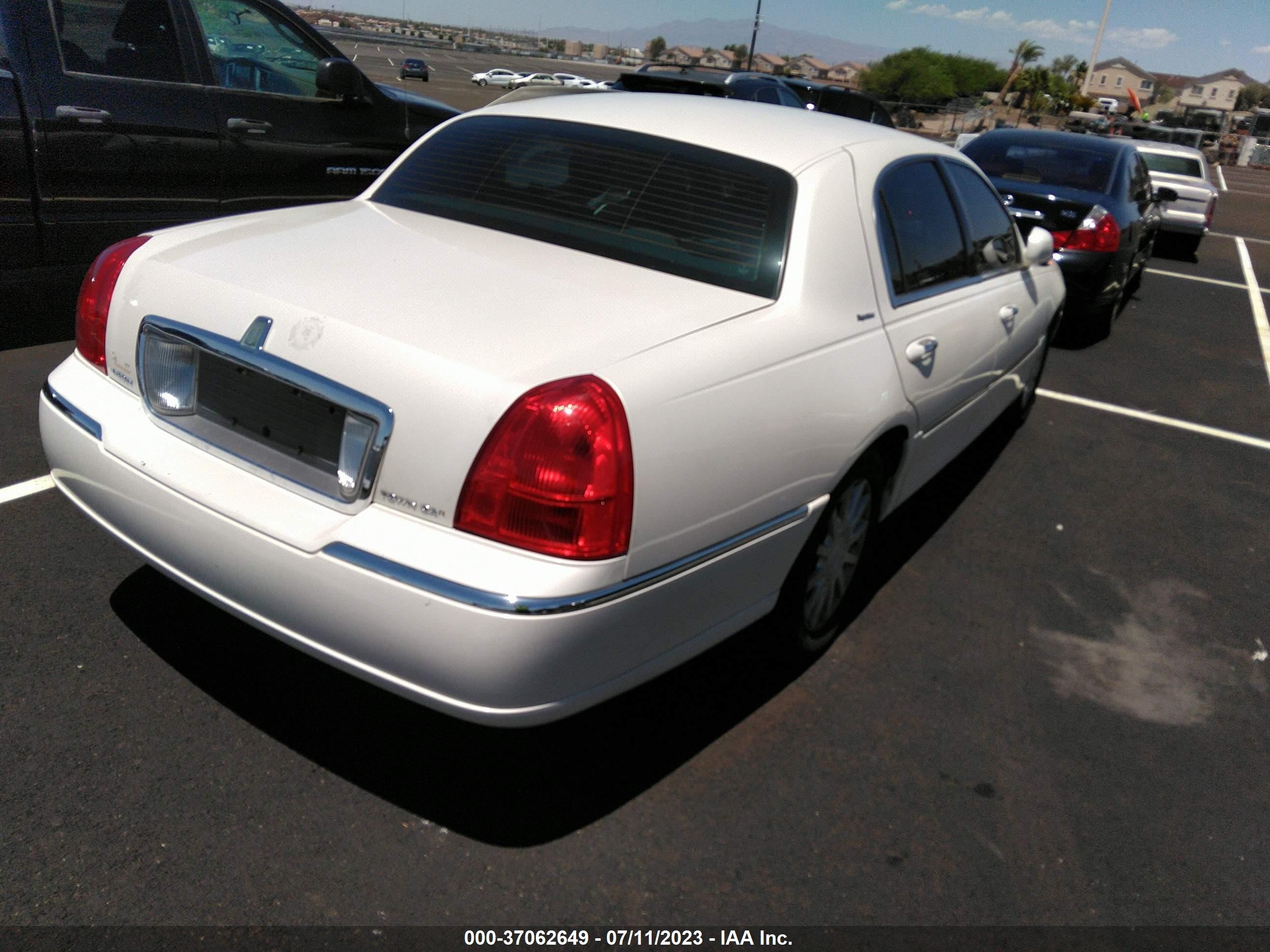 Photo 3 VIN: 1LNHM81W27Y605217 - LINCOLN TOWN CAR 