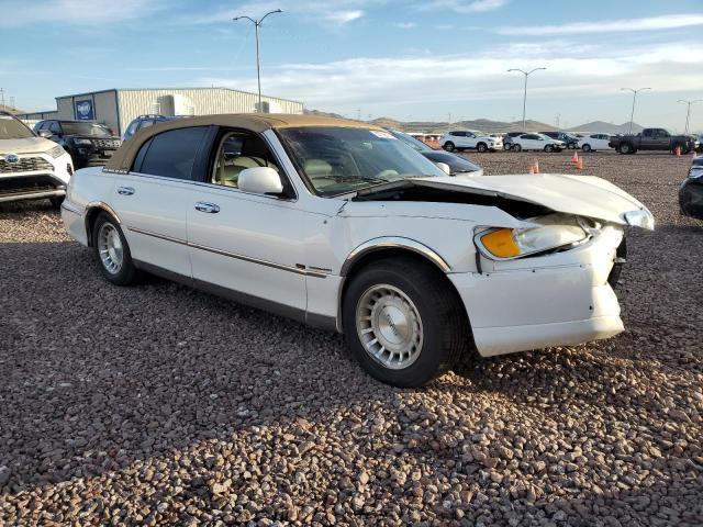 Photo 3 VIN: 1LNHM81W2XY654630 - LINCOLN TOWNCAR 