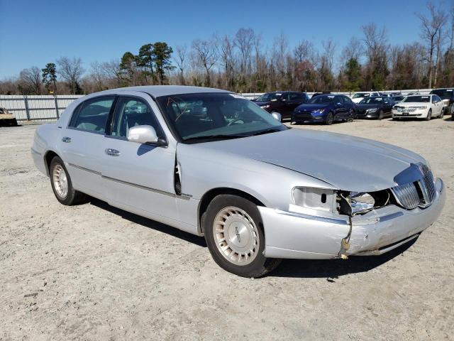 Photo 3 VIN: 1LNHM81W2XY678426 - LINCOLN TOWNCAR 