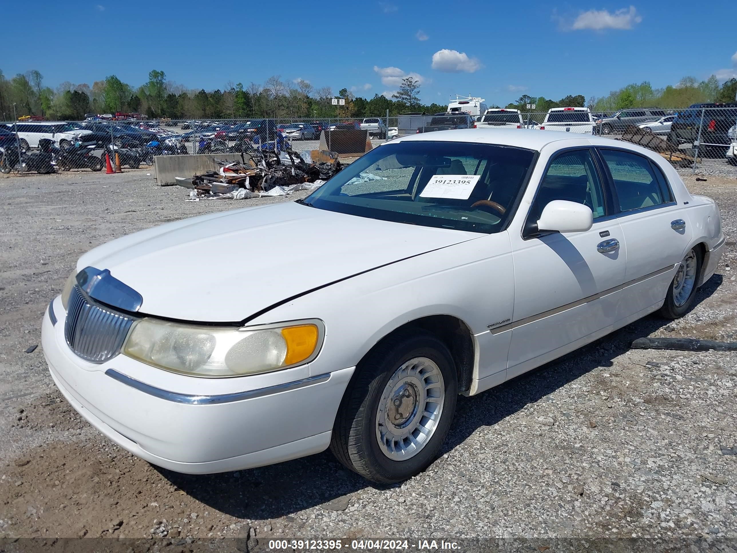 Photo 1 VIN: 1LNHM81W2XY685926 - LINCOLN TOWN CAR 