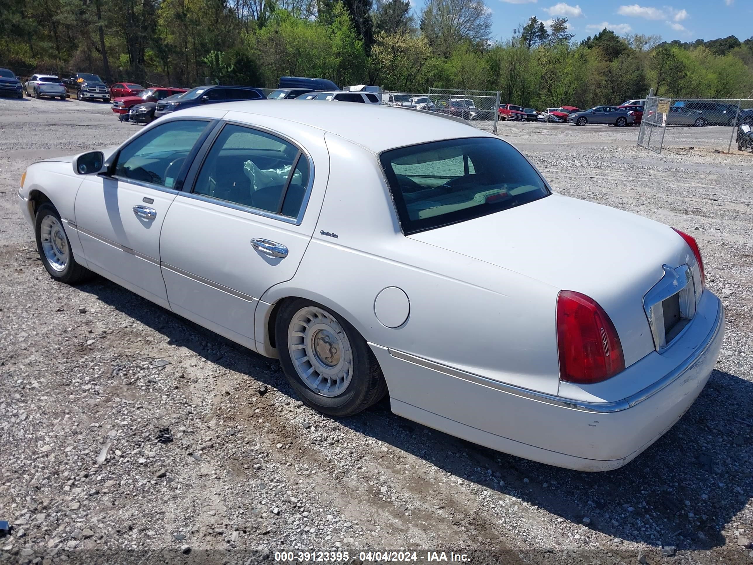 Photo 2 VIN: 1LNHM81W2XY685926 - LINCOLN TOWN CAR 