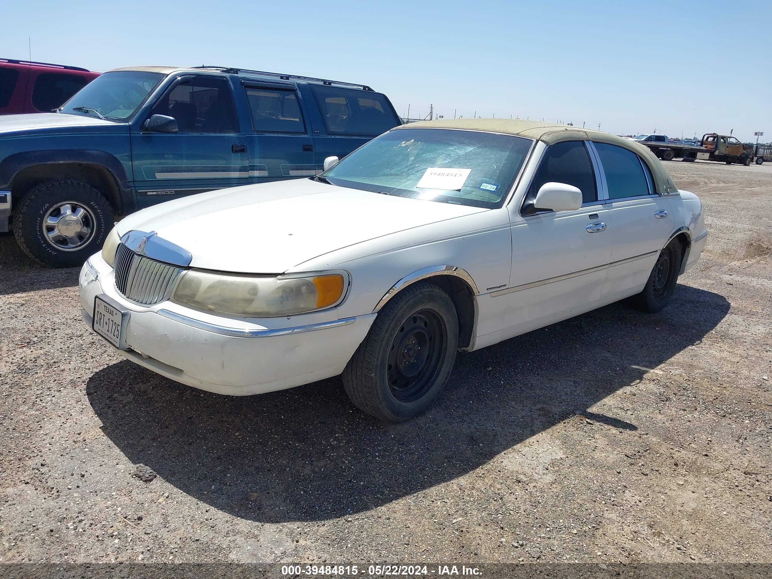 Photo 1 VIN: 1LNHM81W2YY797711 - LINCOLN TOWN CAR 