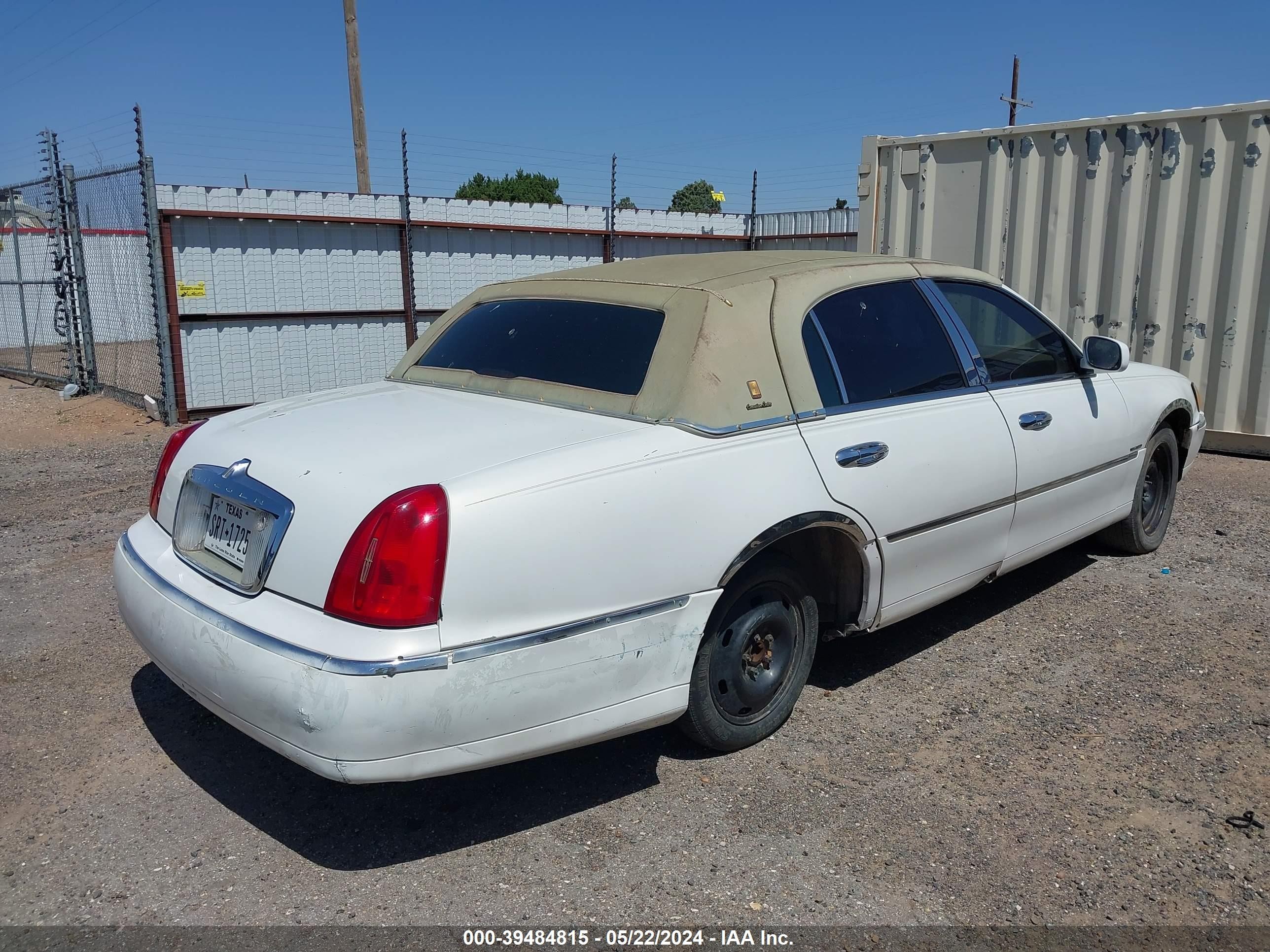 Photo 4 VIN: 1LNHM81W2YY797711 - LINCOLN TOWN CAR 