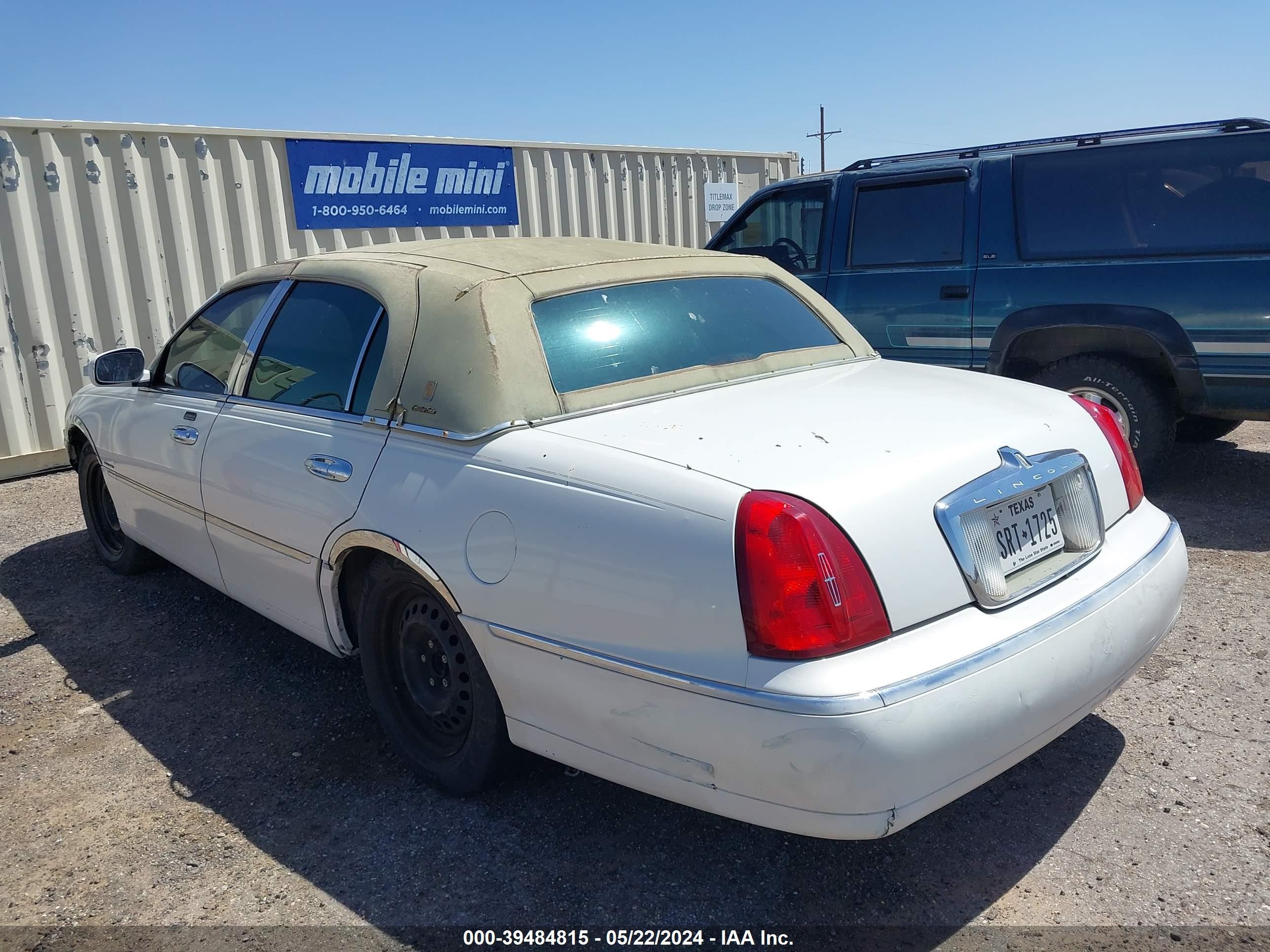 Photo 7 VIN: 1LNHM81W2YY797711 - LINCOLN TOWN CAR 