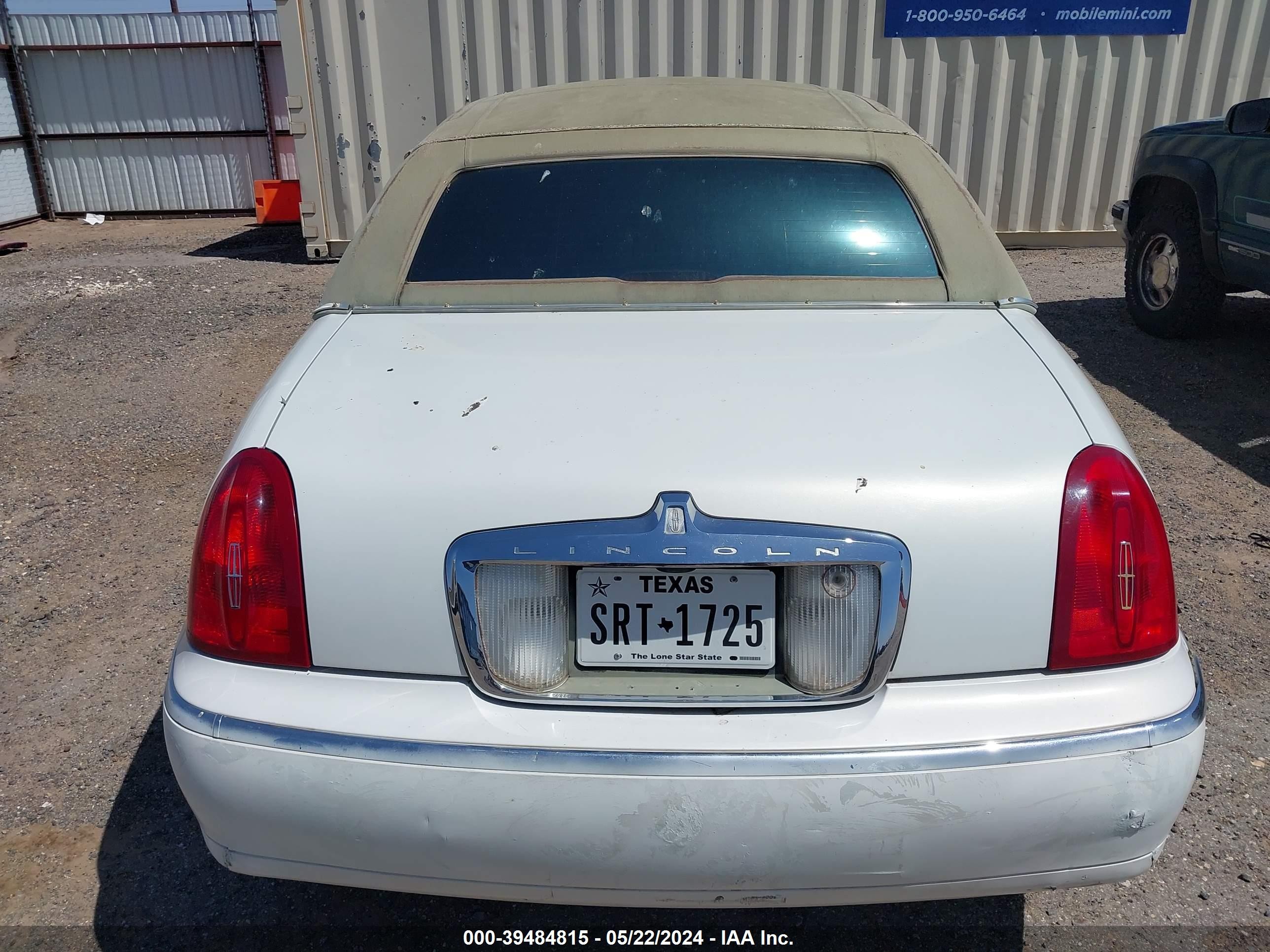 Photo 8 VIN: 1LNHM81W2YY797711 - LINCOLN TOWN CAR 