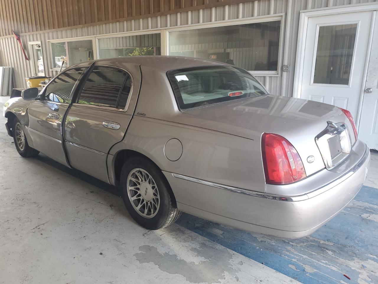 Photo 1 VIN: 1LNHM81W2YY861570 - LINCOLN TOWN CAR 