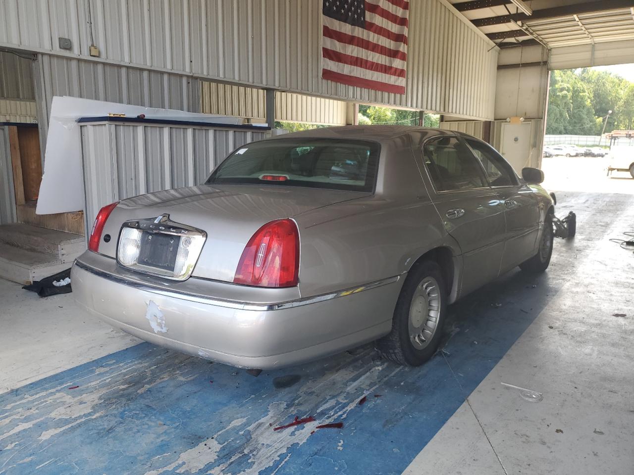 Photo 2 VIN: 1LNHM81W2YY861570 - LINCOLN TOWN CAR 