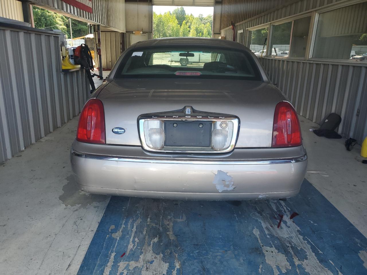 Photo 5 VIN: 1LNHM81W2YY861570 - LINCOLN TOWN CAR 