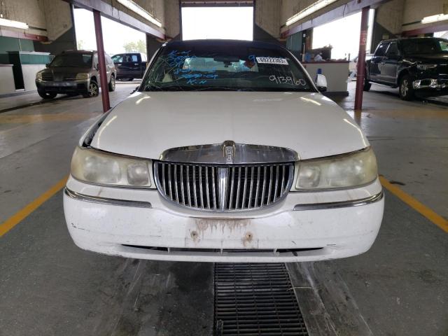 Photo 4 VIN: 1LNHM81W2YY913960 - LINCOLN TOWNCAR 