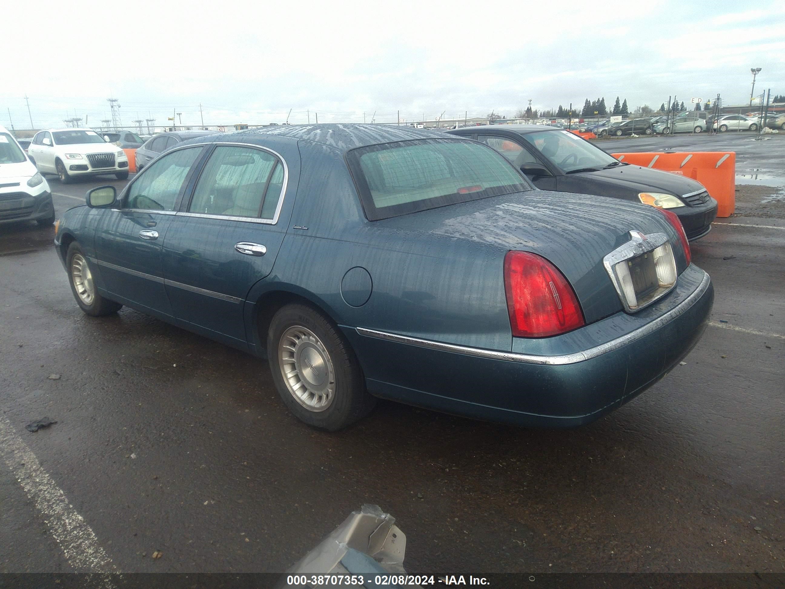 Photo 2 VIN: 1LNHM81W31Y732520 - LINCOLN TOWN CAR 